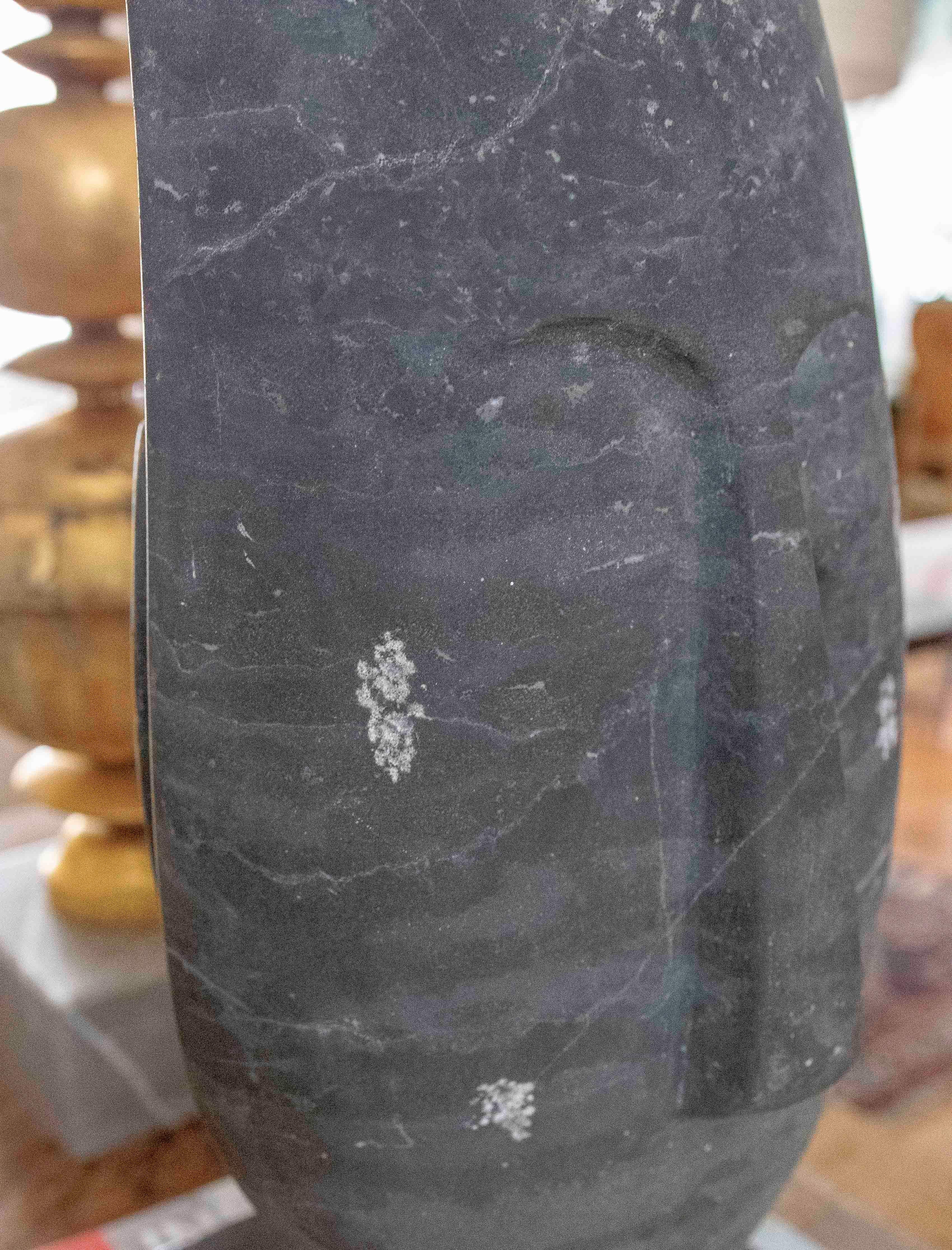 Scultura a mano degli anni '80 Testa scolpita in marmo nero con base quadrata in vendita 6