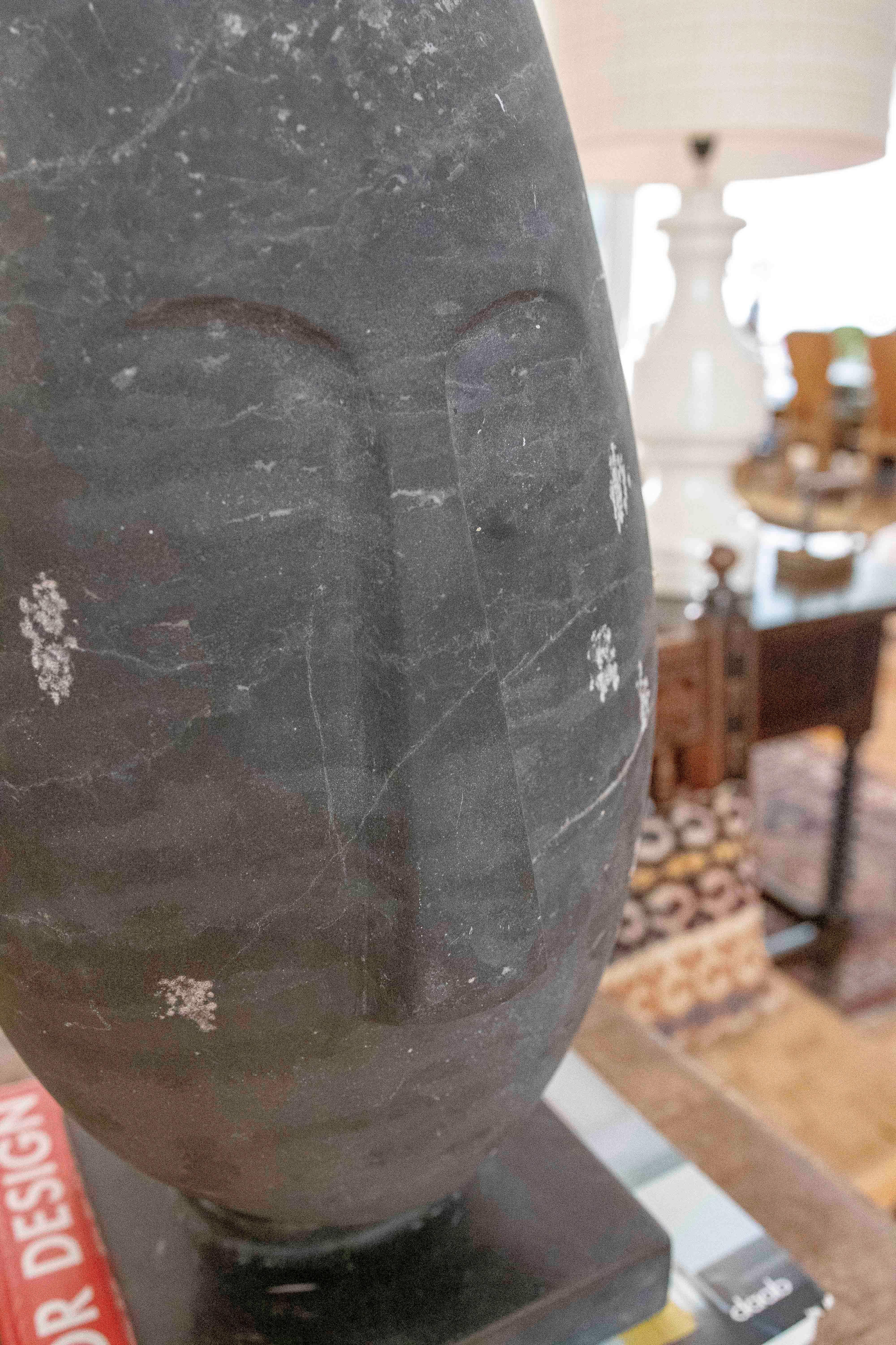 Scultura a mano degli anni '80 Testa scolpita in marmo nero con base quadrata in vendita 7