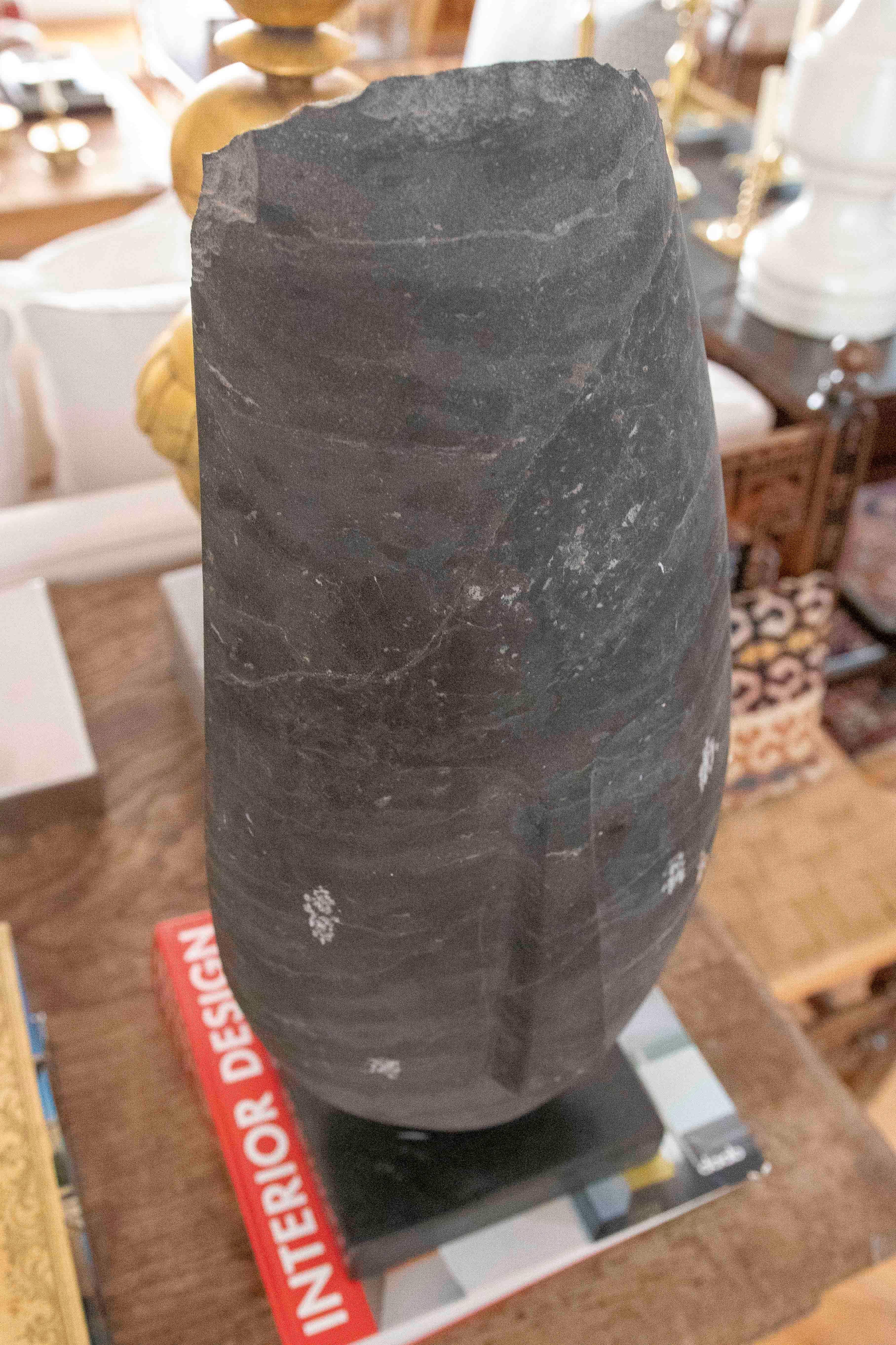 Scultura a mano degli anni '80 Testa scolpita in marmo nero con base quadrata in vendita 8