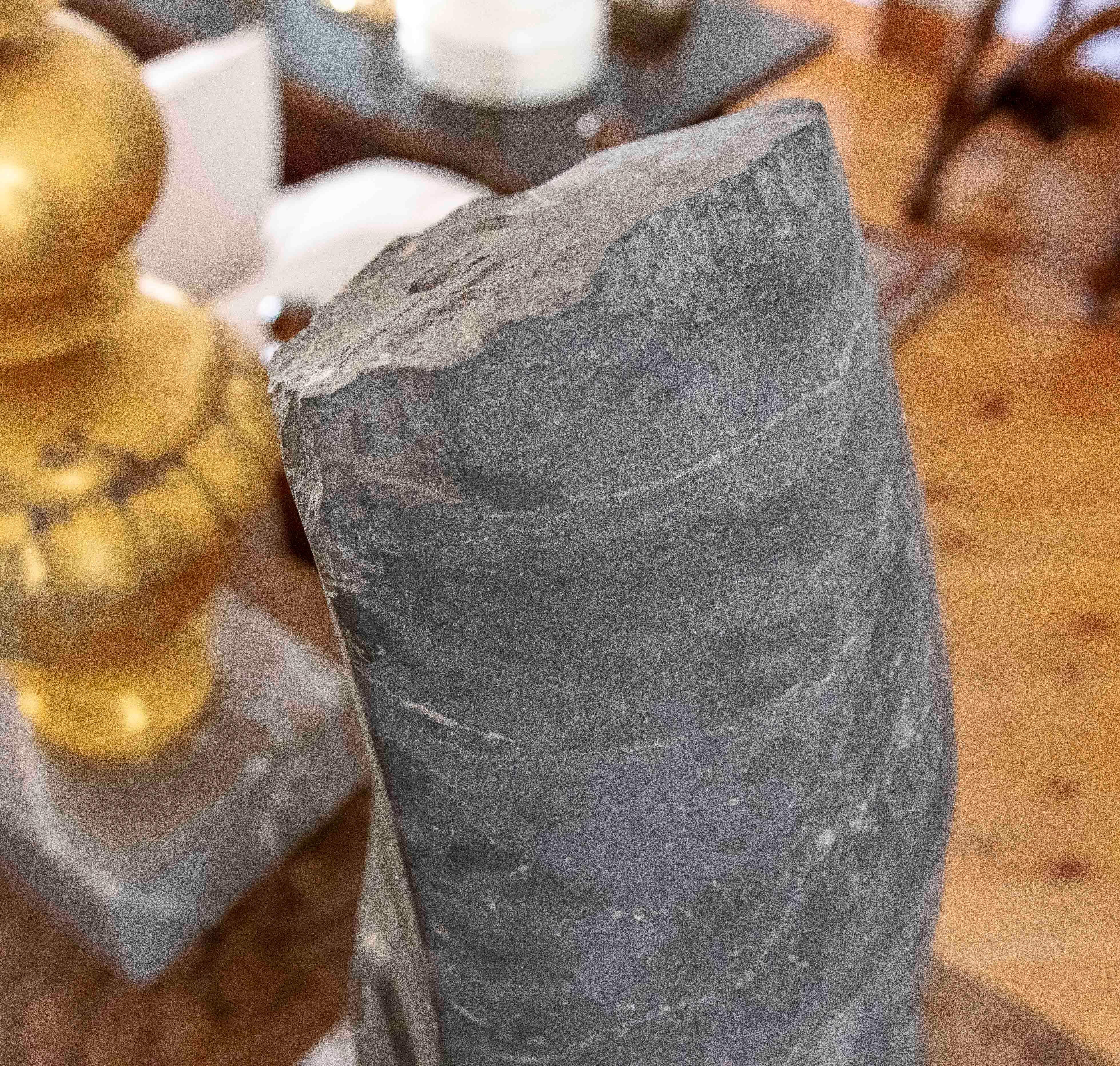 Scultura a mano degli anni '80 Testa scolpita in marmo nero con base quadrata in vendita 9