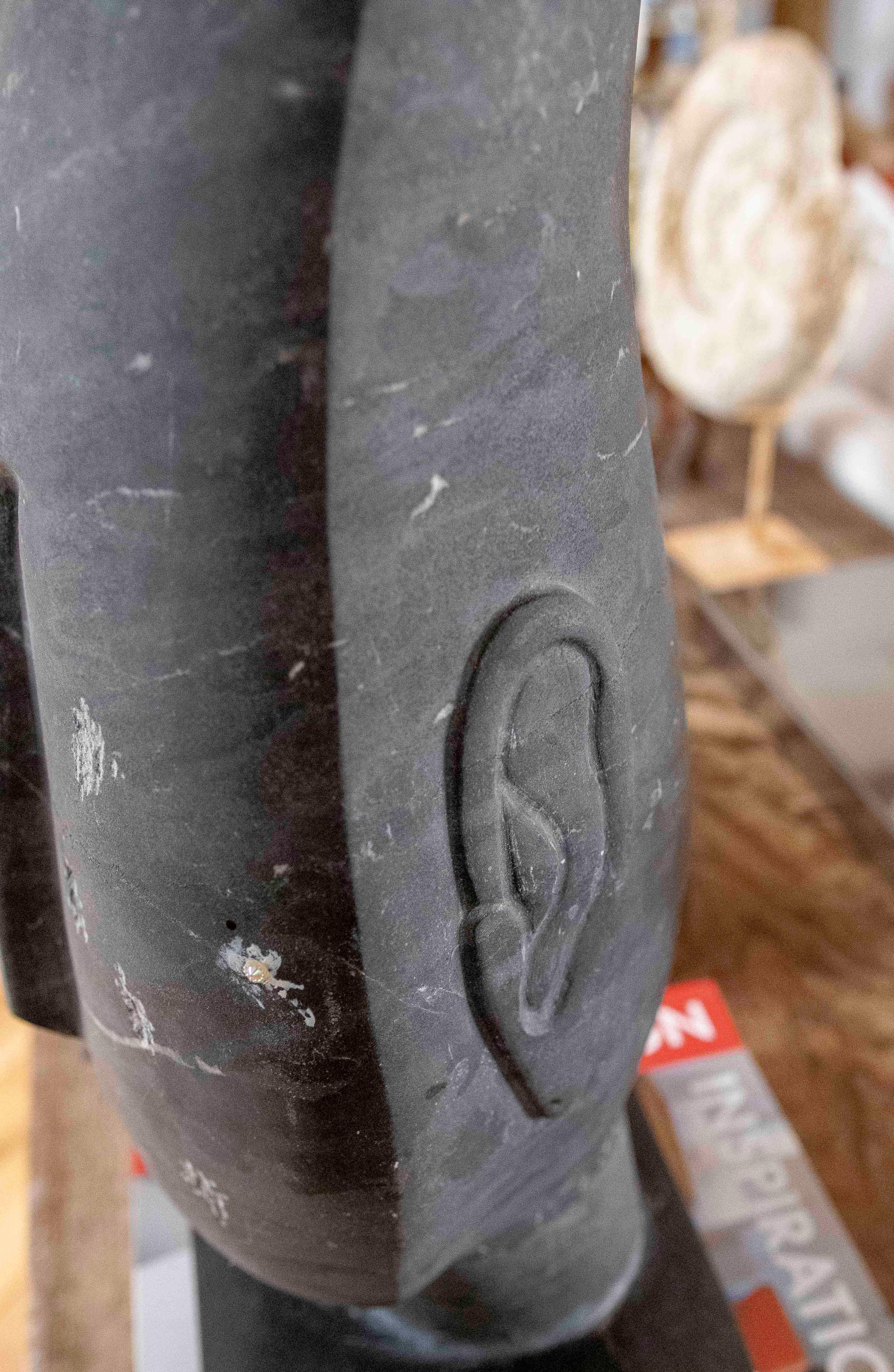 Scultura a mano degli anni '80 Testa scolpita in marmo nero con base quadrata in vendita 10