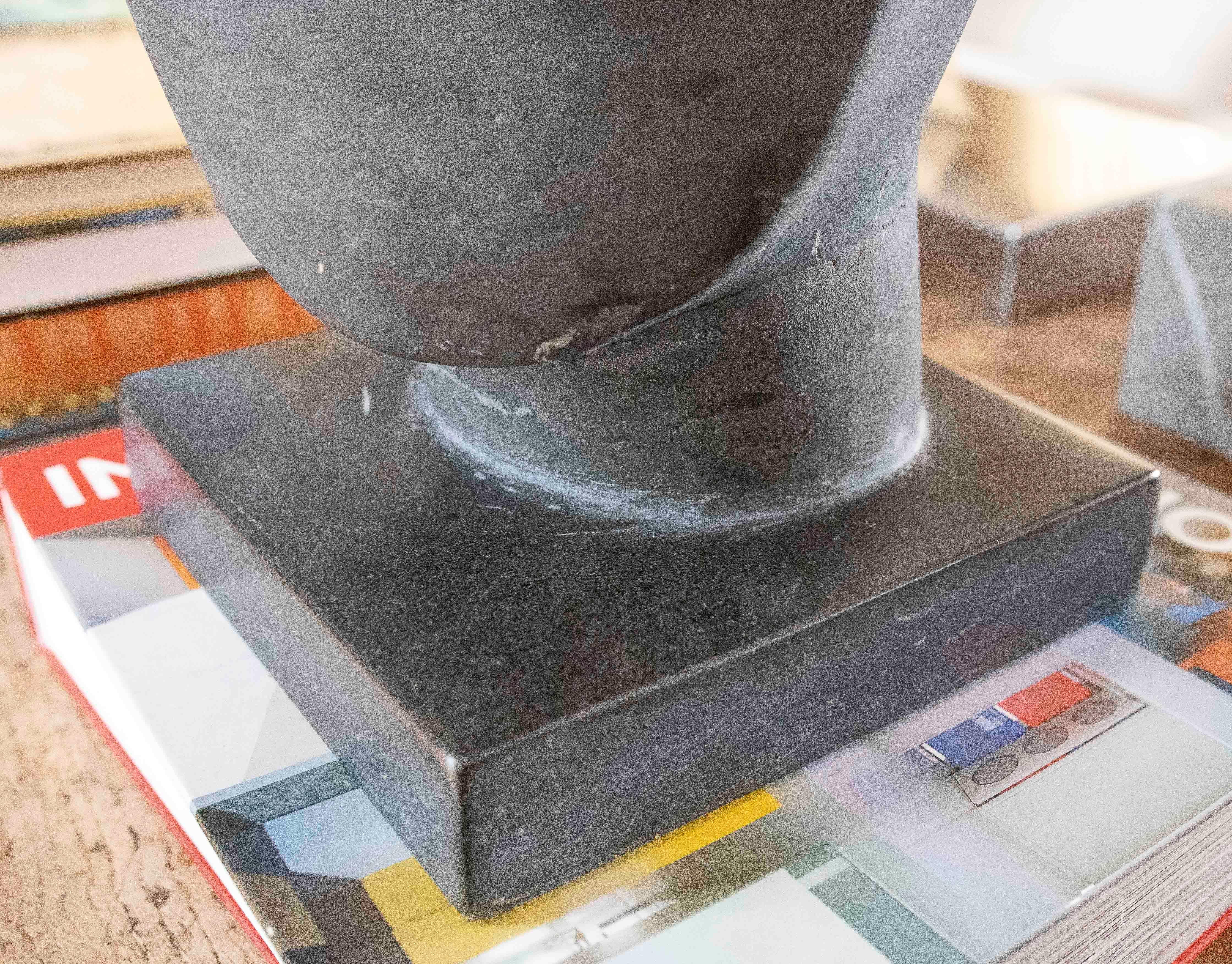 Scultura a mano degli anni '80 Testa scolpita in marmo nero con base quadrata in vendita 11