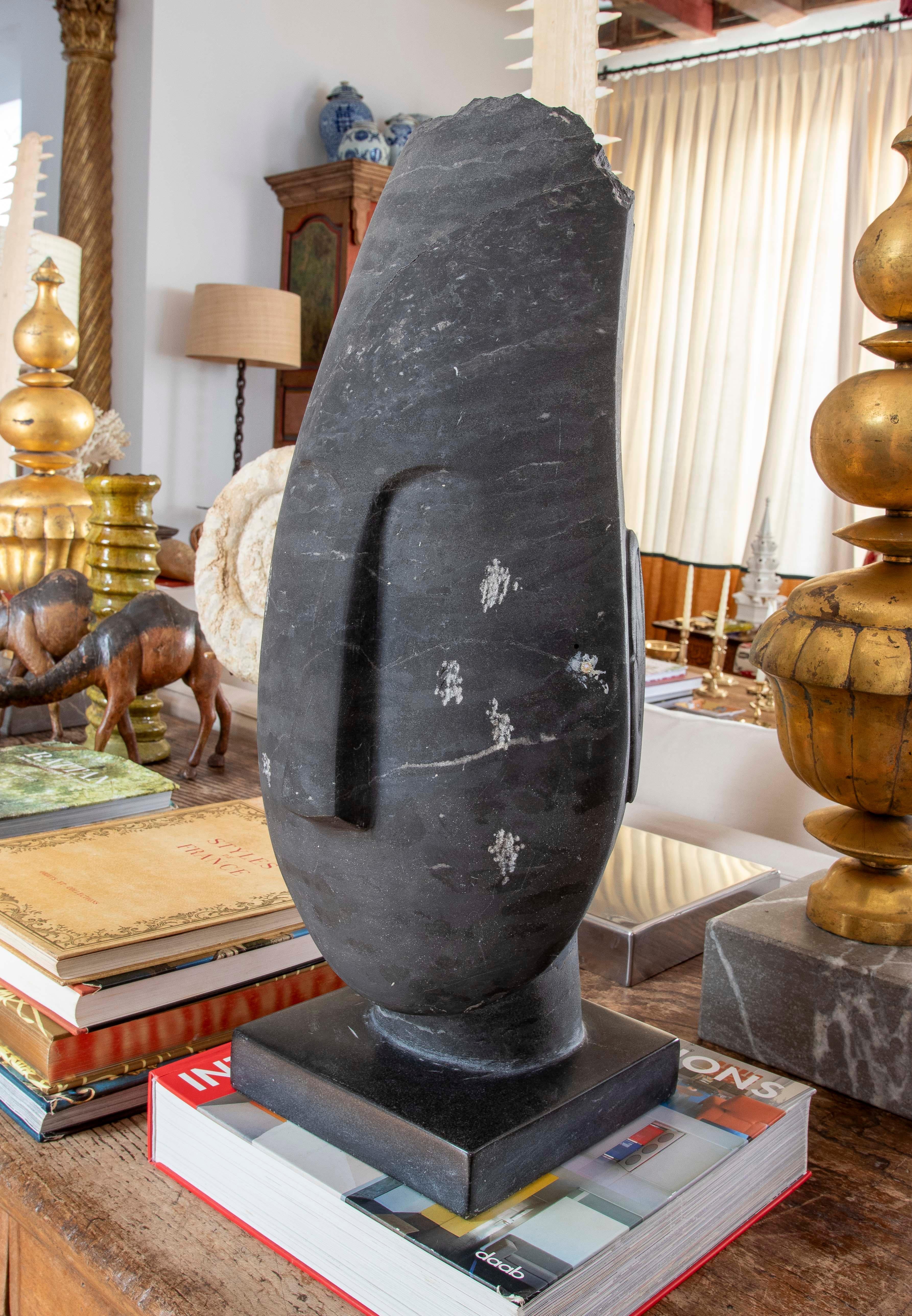 Scultura a mano degli anni '80 Testa scolpita in marmo nero con base quadrata In condizioni buone in vendita a Marbella, ES