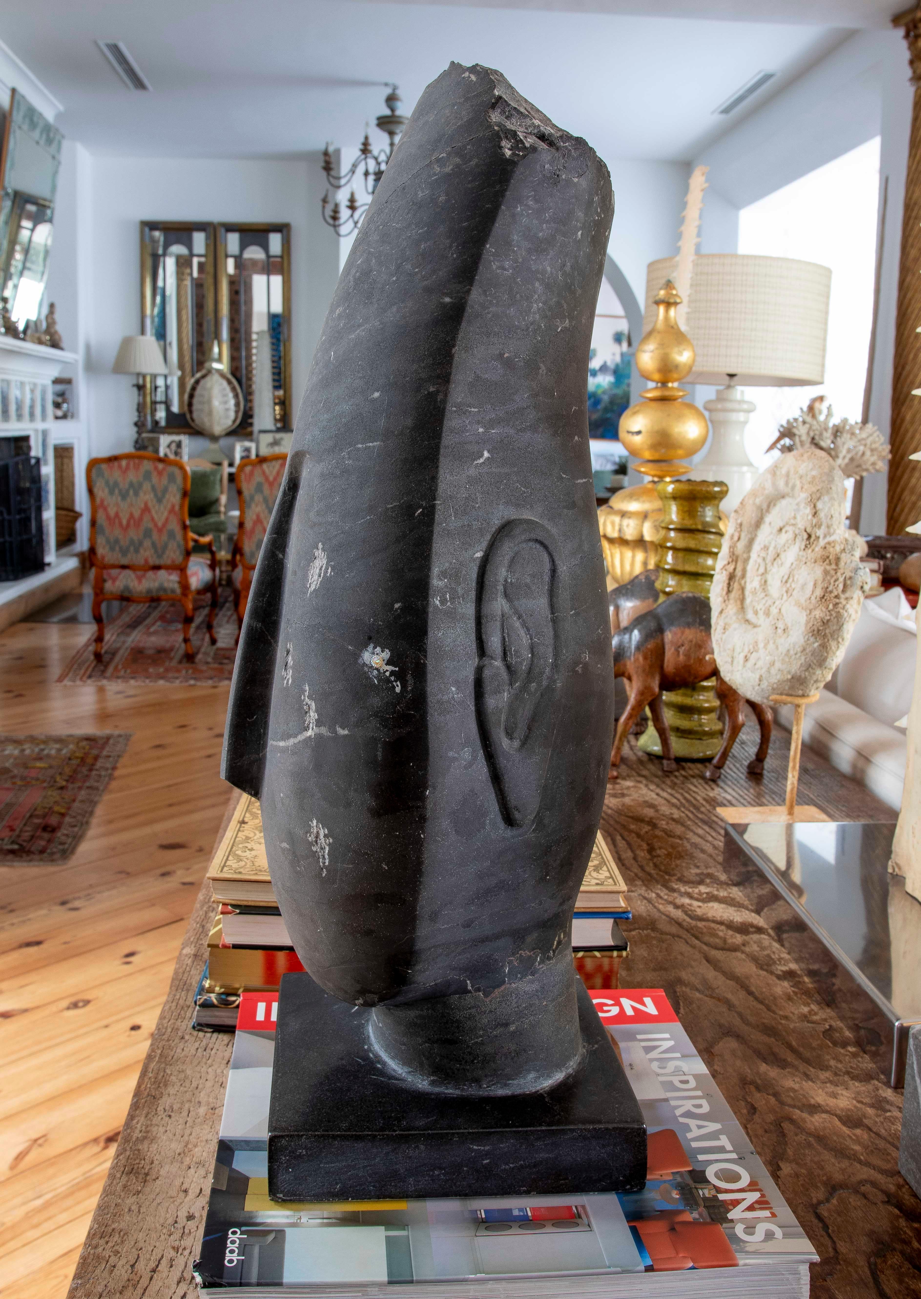 XX secolo Scultura a mano degli anni '80 Testa scolpita in marmo nero con base quadrata in vendita