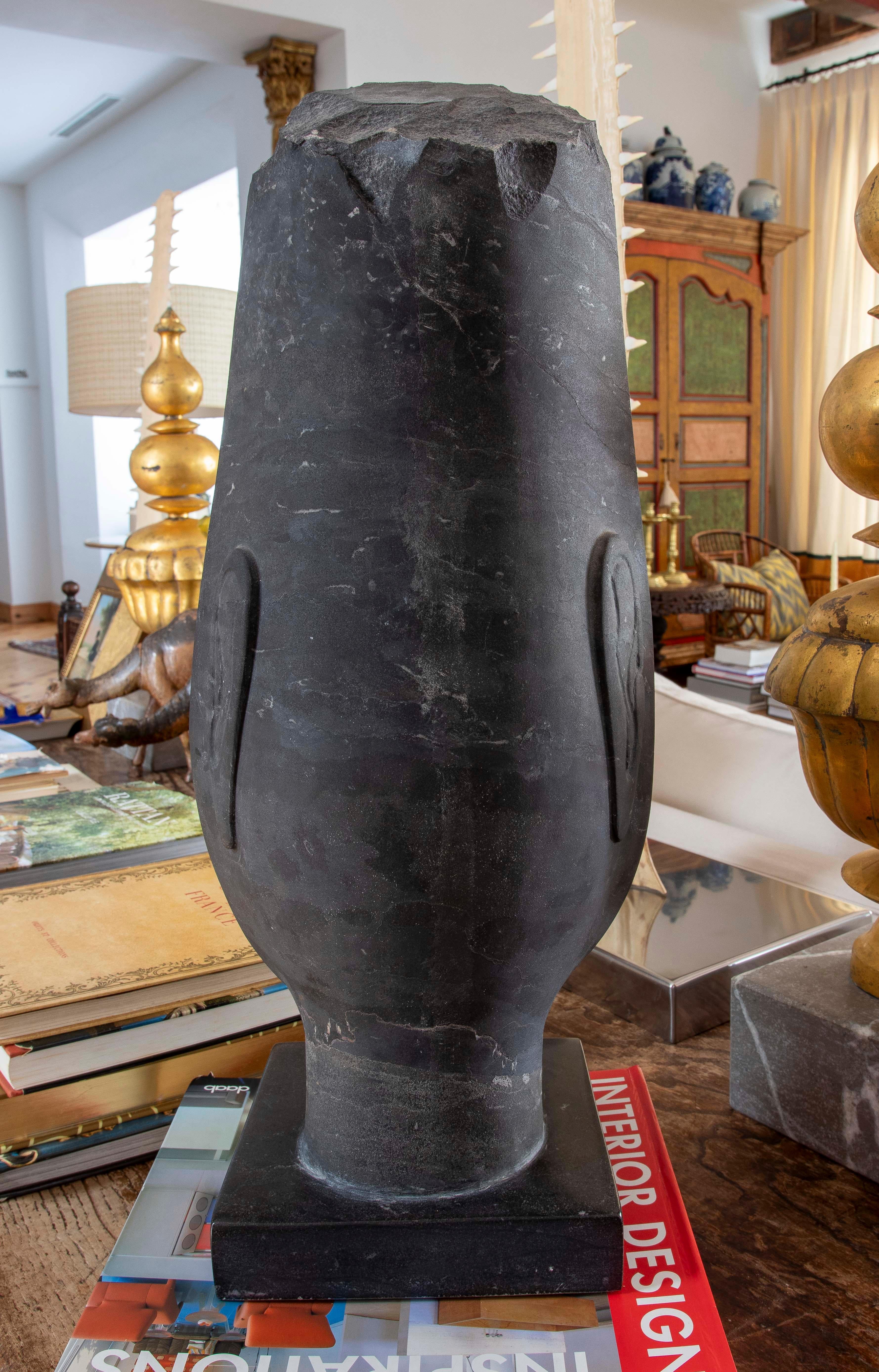 Scultura a mano degli anni '80 Testa scolpita in marmo nero con base quadrata in vendita 1