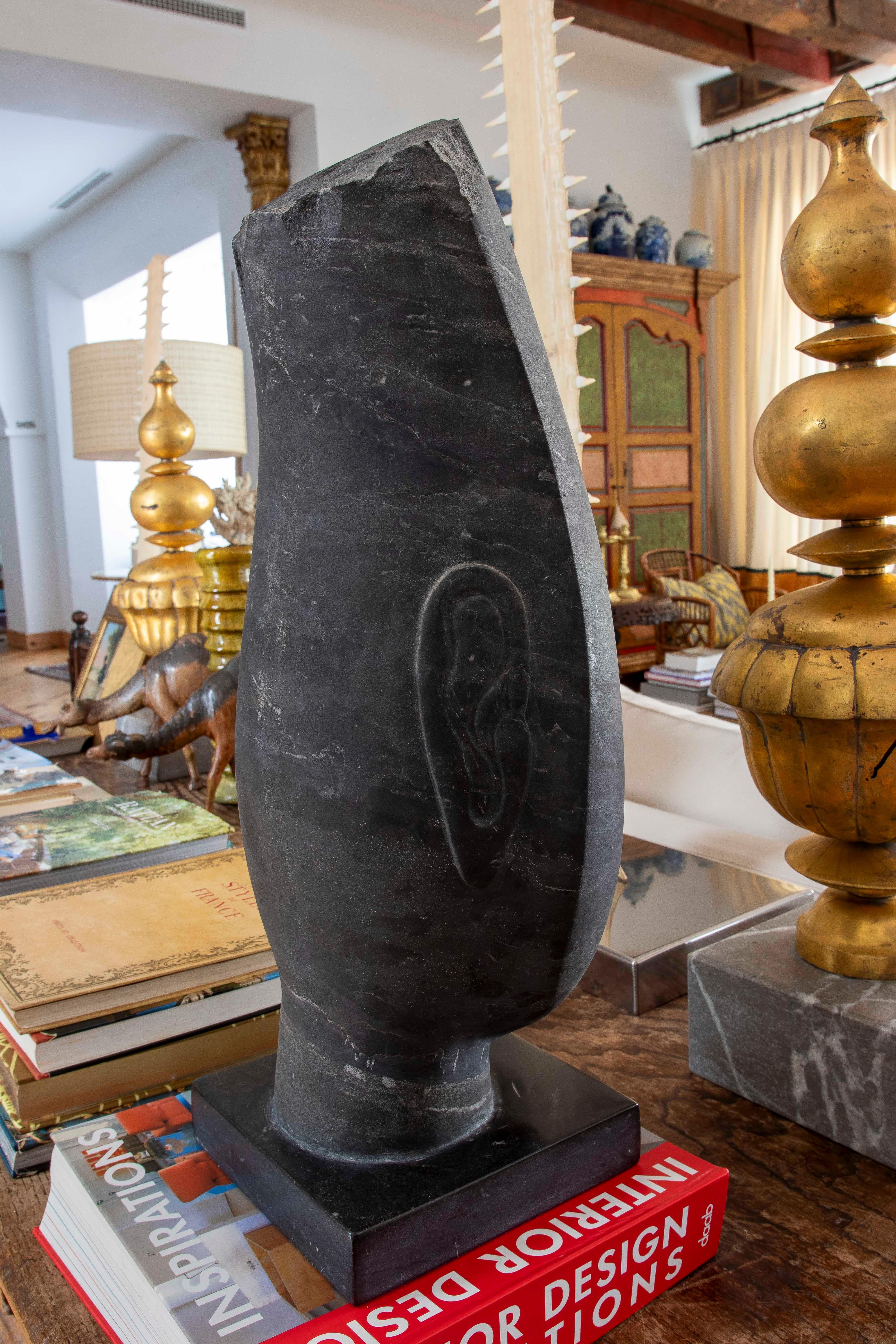 Scultura a mano degli anni '80 Testa scolpita in marmo nero con base quadrata in vendita 2
