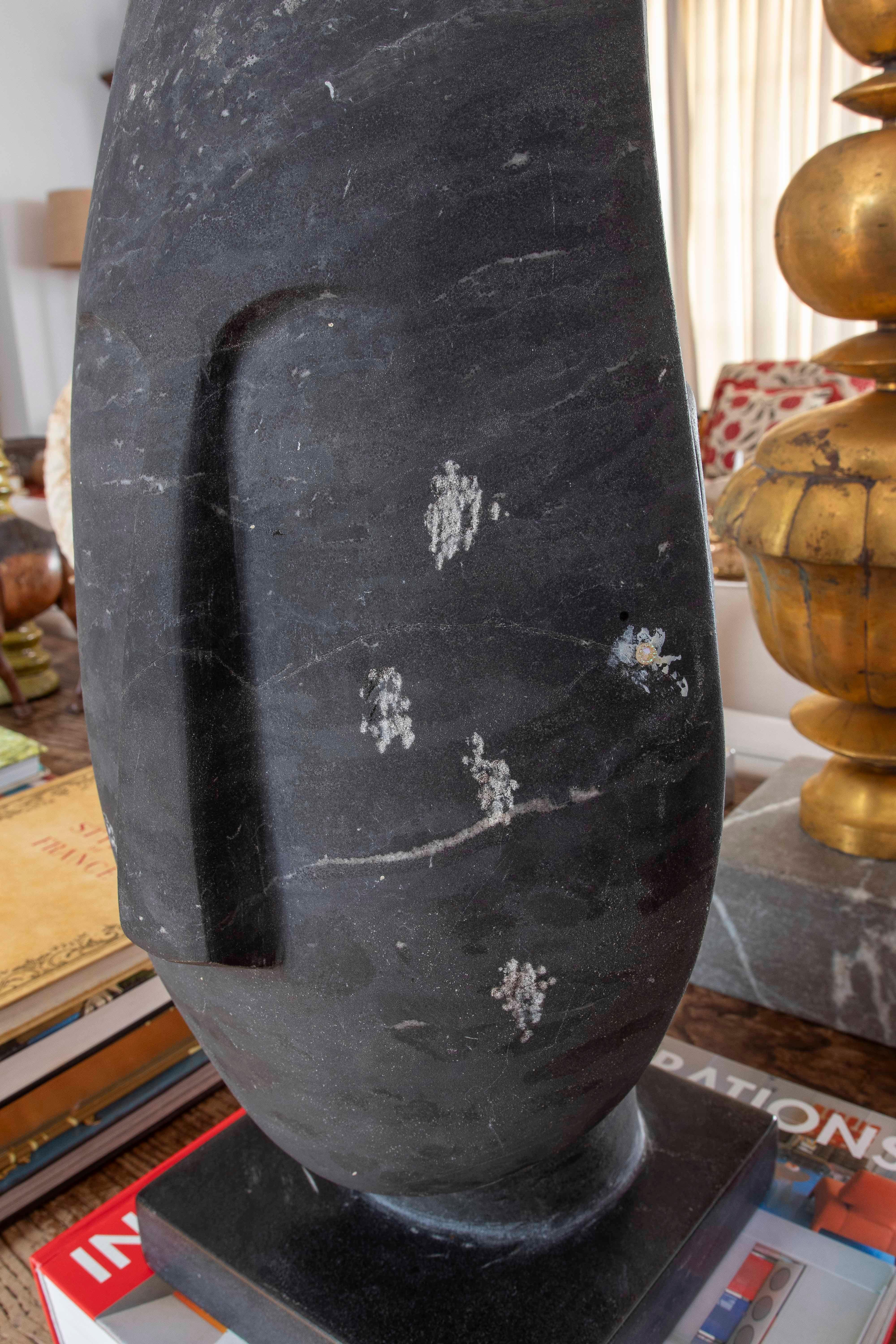 Scultura a mano degli anni '80 Testa scolpita in marmo nero con base quadrata in vendita 3