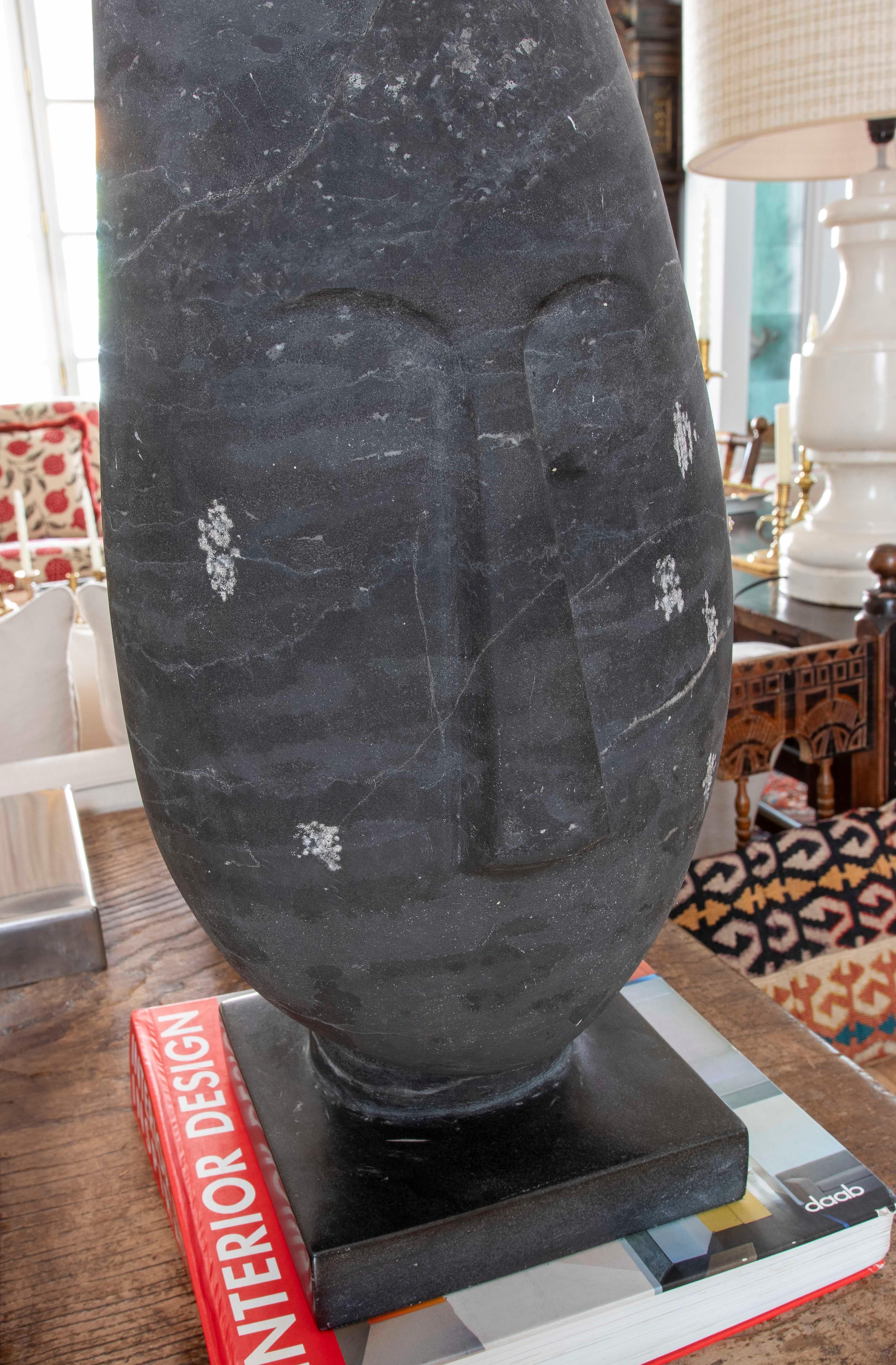 Scultura a mano degli anni '80 Testa scolpita in marmo nero con base quadrata in vendita 4