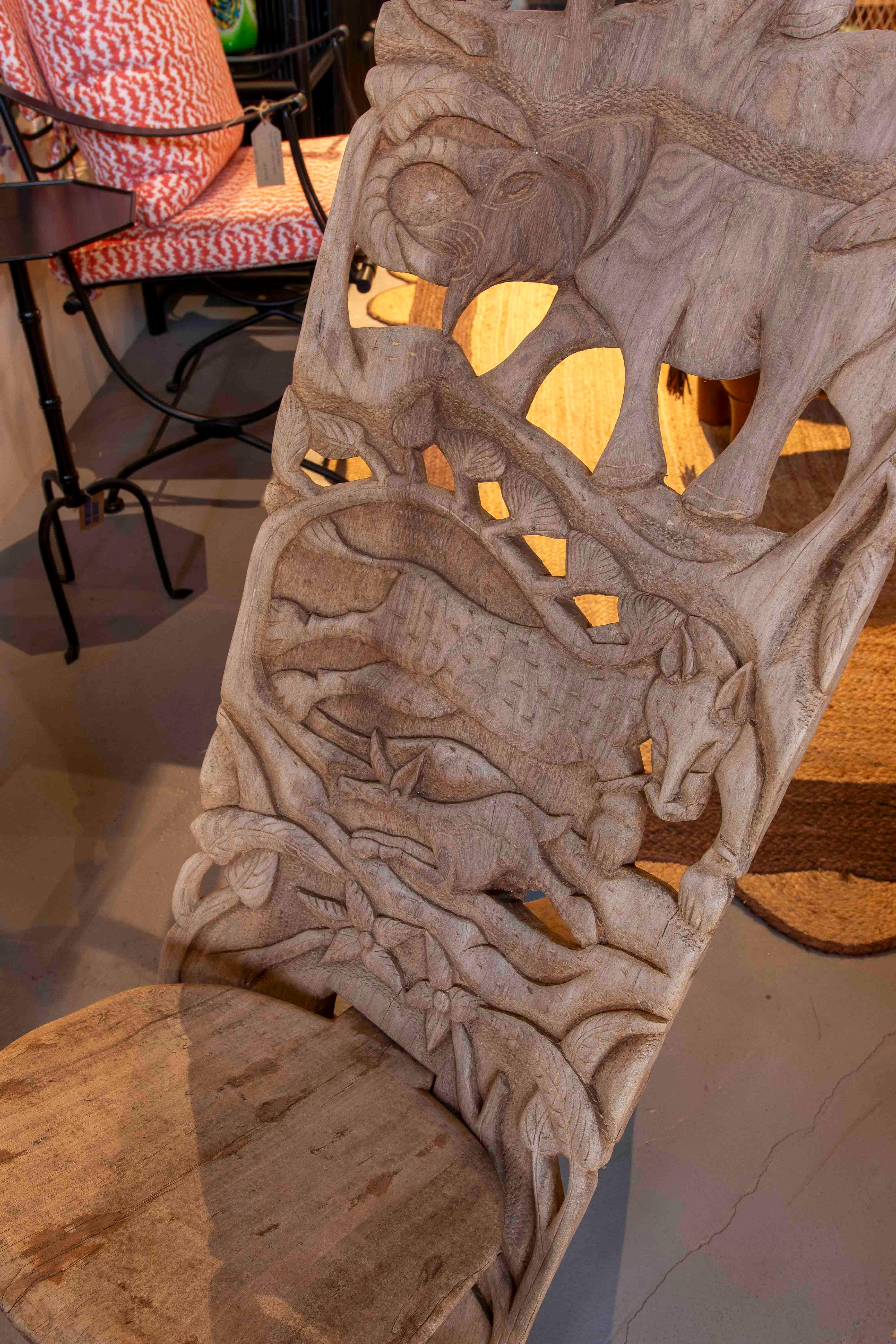 1980s Handcrafted Chair Carved in Wood with Wildlife Motifs In Good Condition For Sale In Marbella, ES