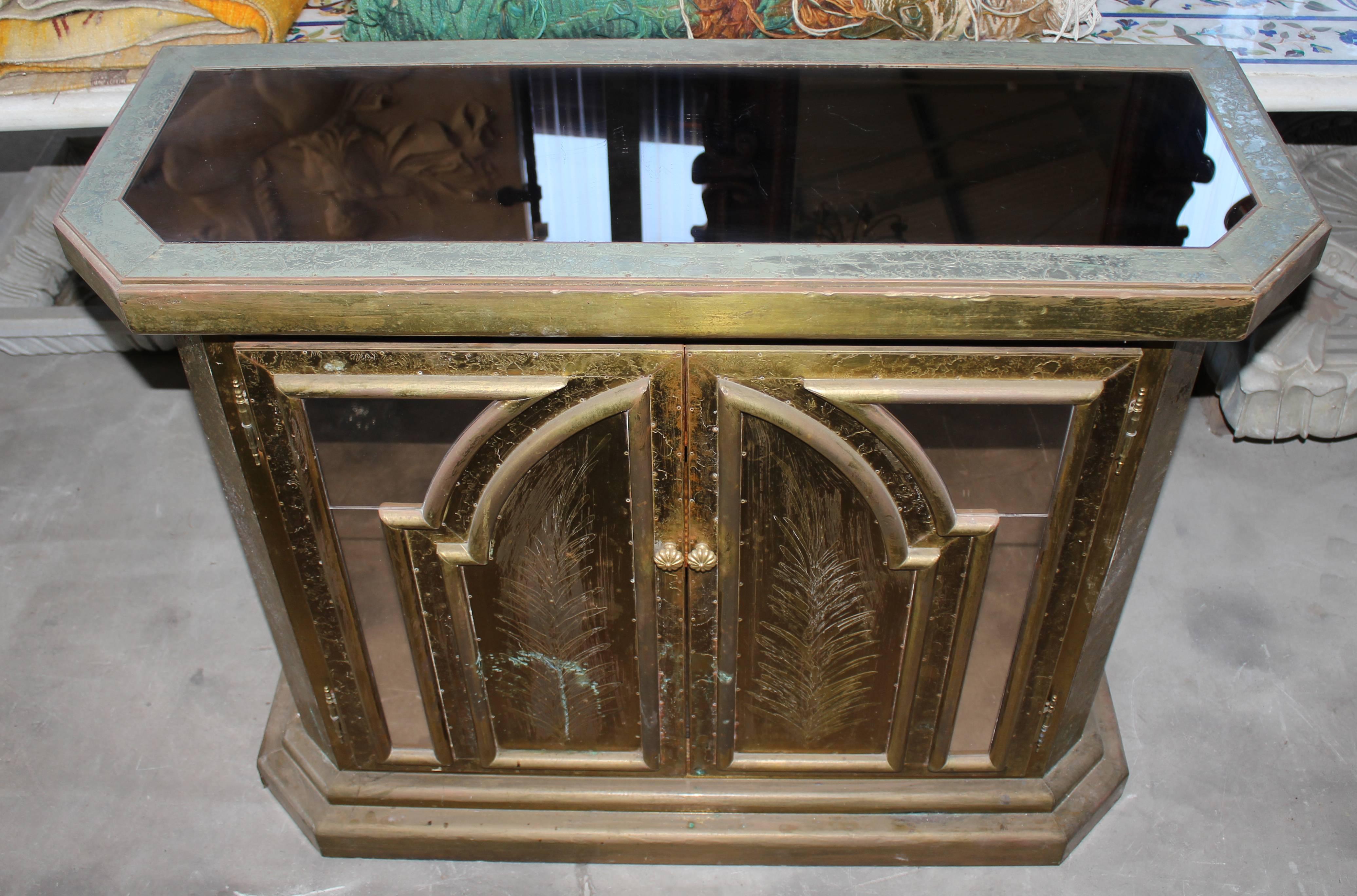 1980s, Handcrafted Spanish Gilded Brass and Smoked Mirror Cabinet In Good Condition For Sale In Marbella, ES