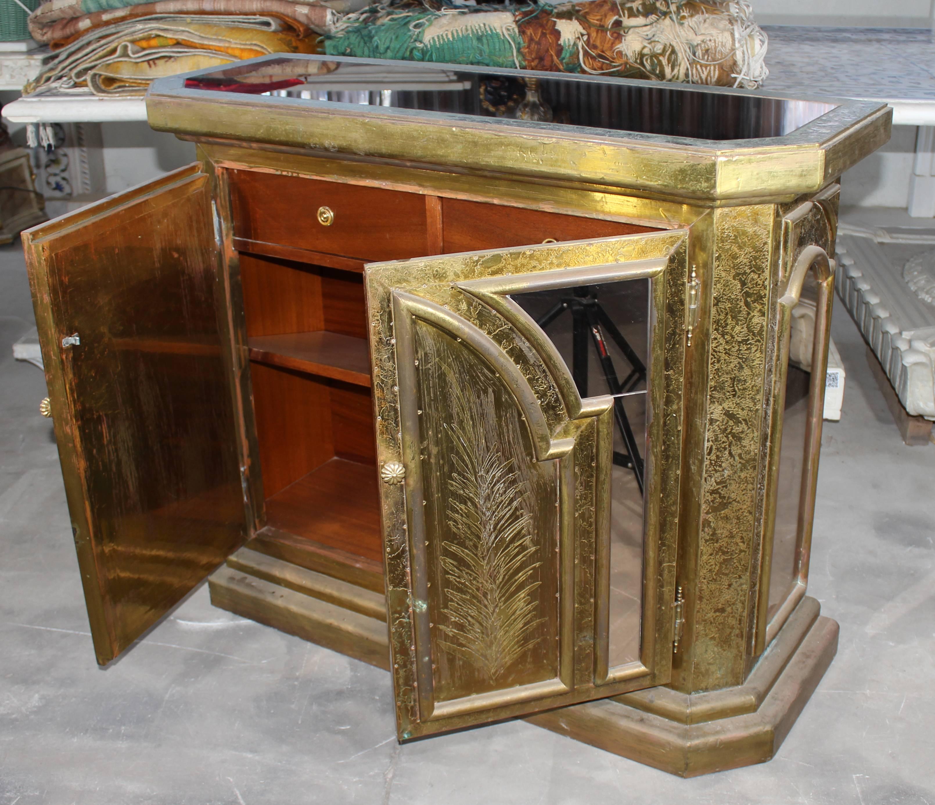 1980s, Handcrafted Spanish Gilded Brass and Smoked Mirror Cabinet For Sale 1
