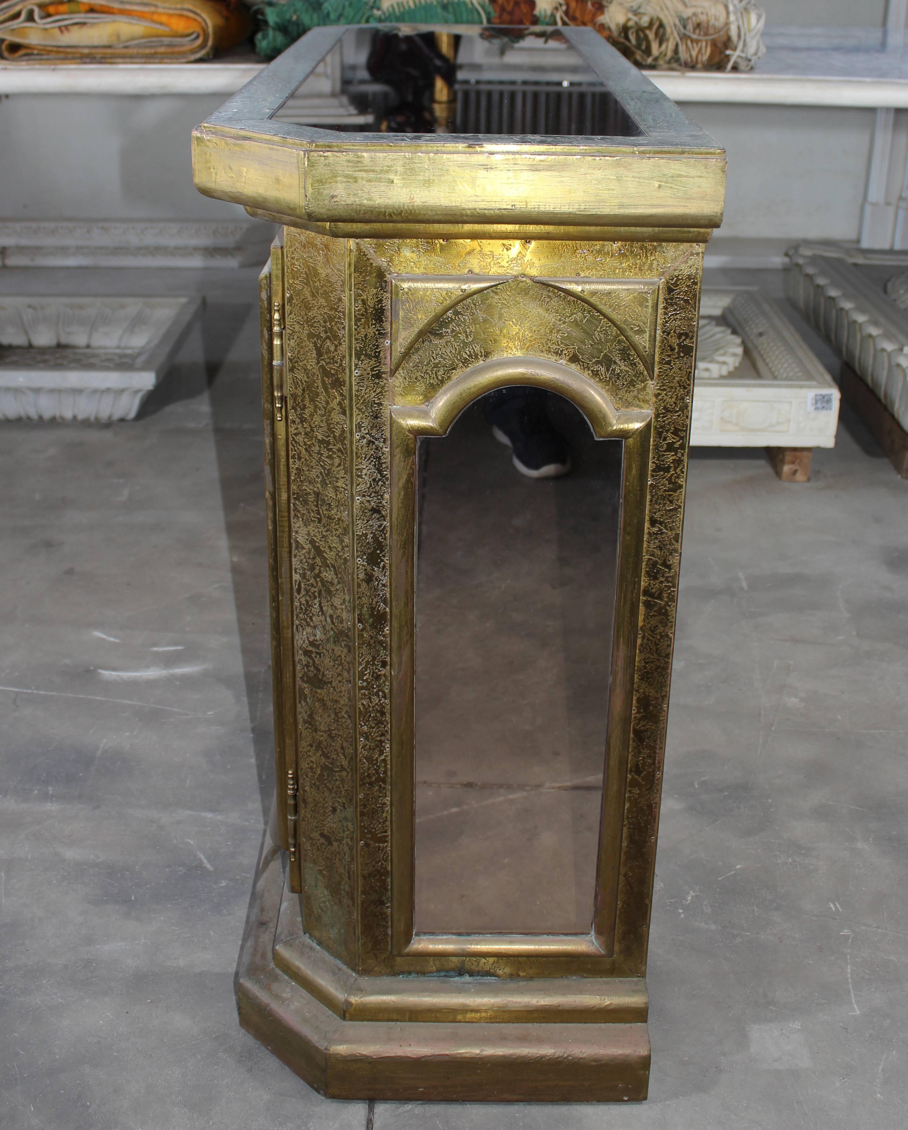 1980s, Handcrafted Spanish Gilded Brass and Smoked Mirror Cabinet For Sale 2