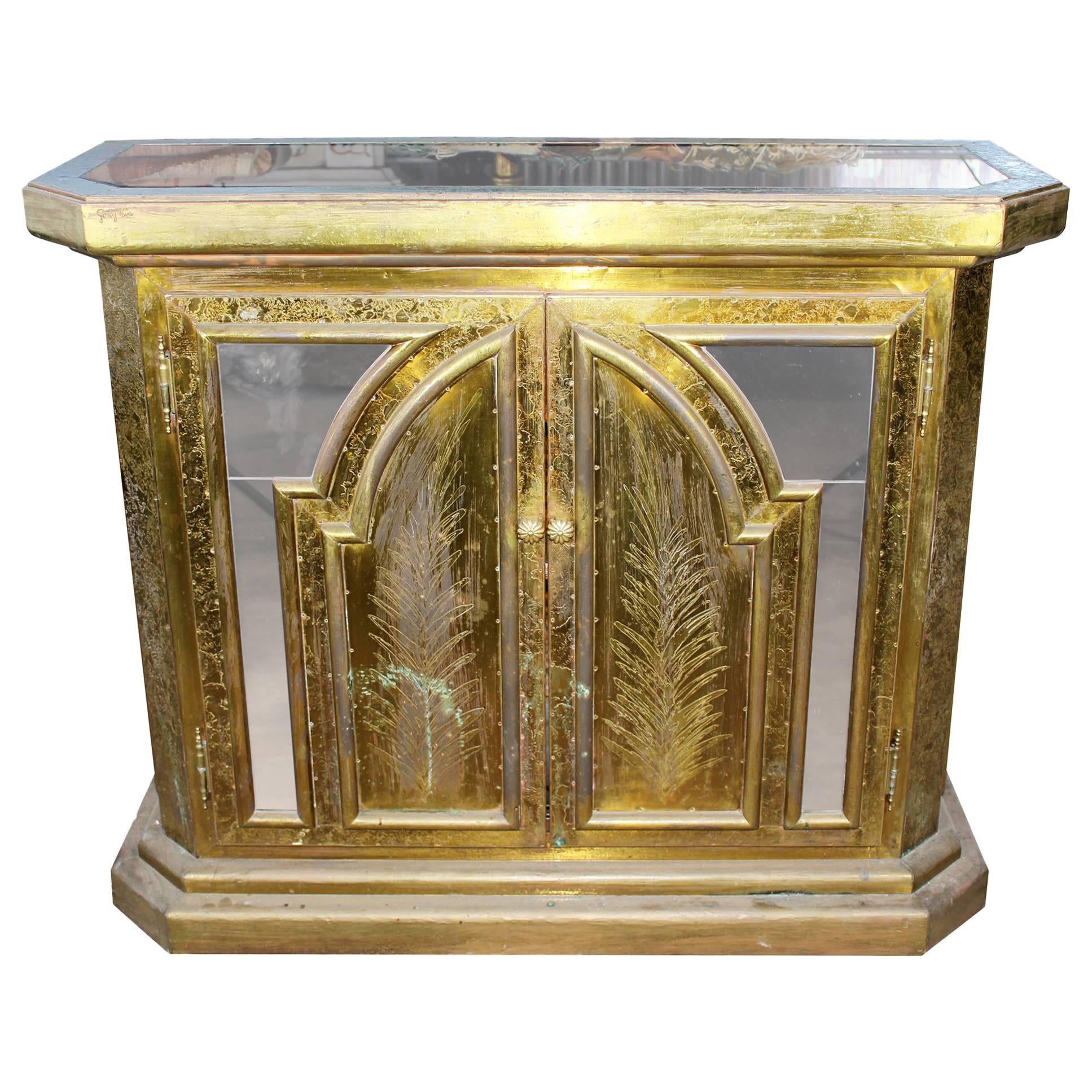 Meuble de rangement espagnol des années 1980 fabriqué à la main en laiton doré et miroir fumé