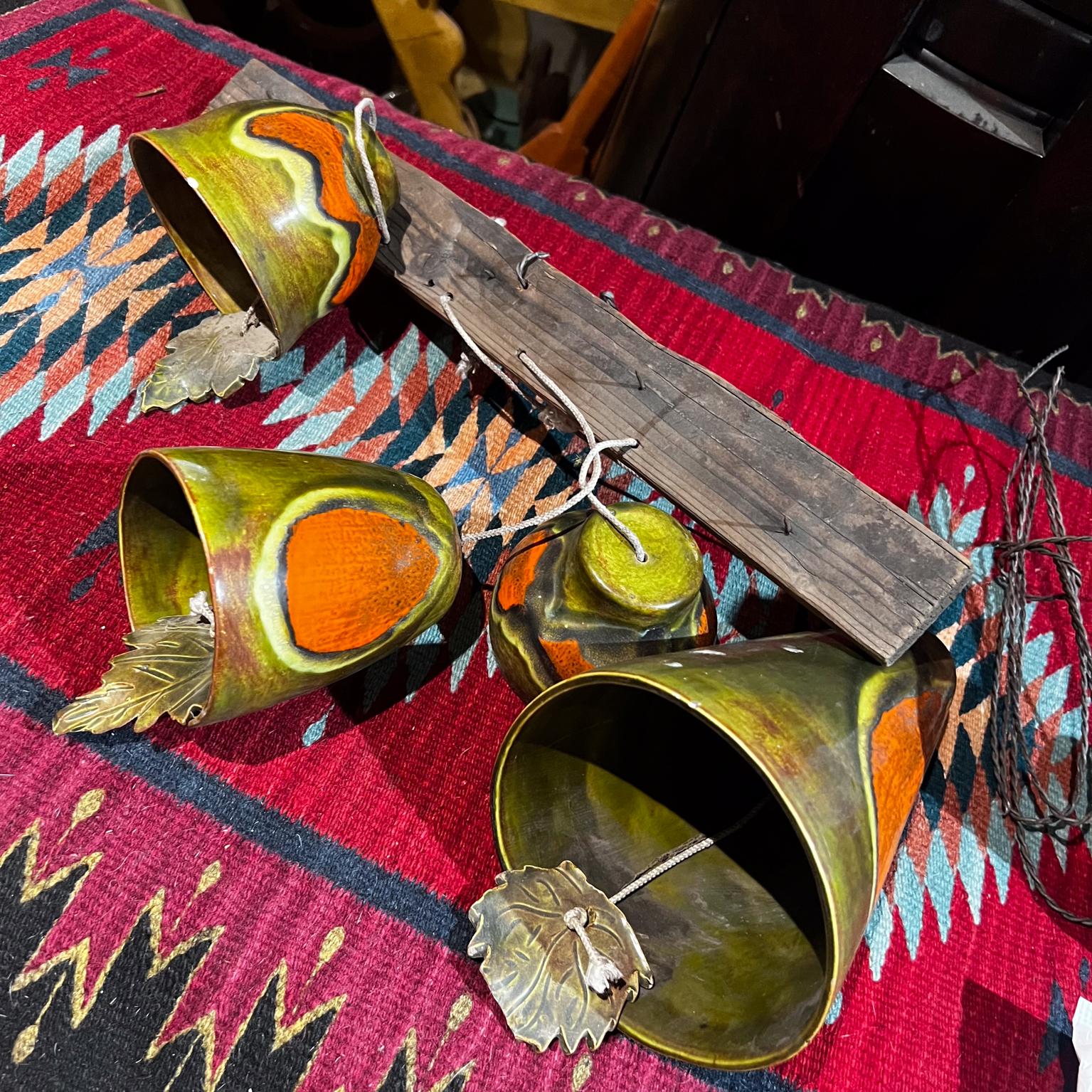 1980er Jahre Handcrafted Vintage Artisan Wind Bell Keramik und Holz Chime im Angebot 5