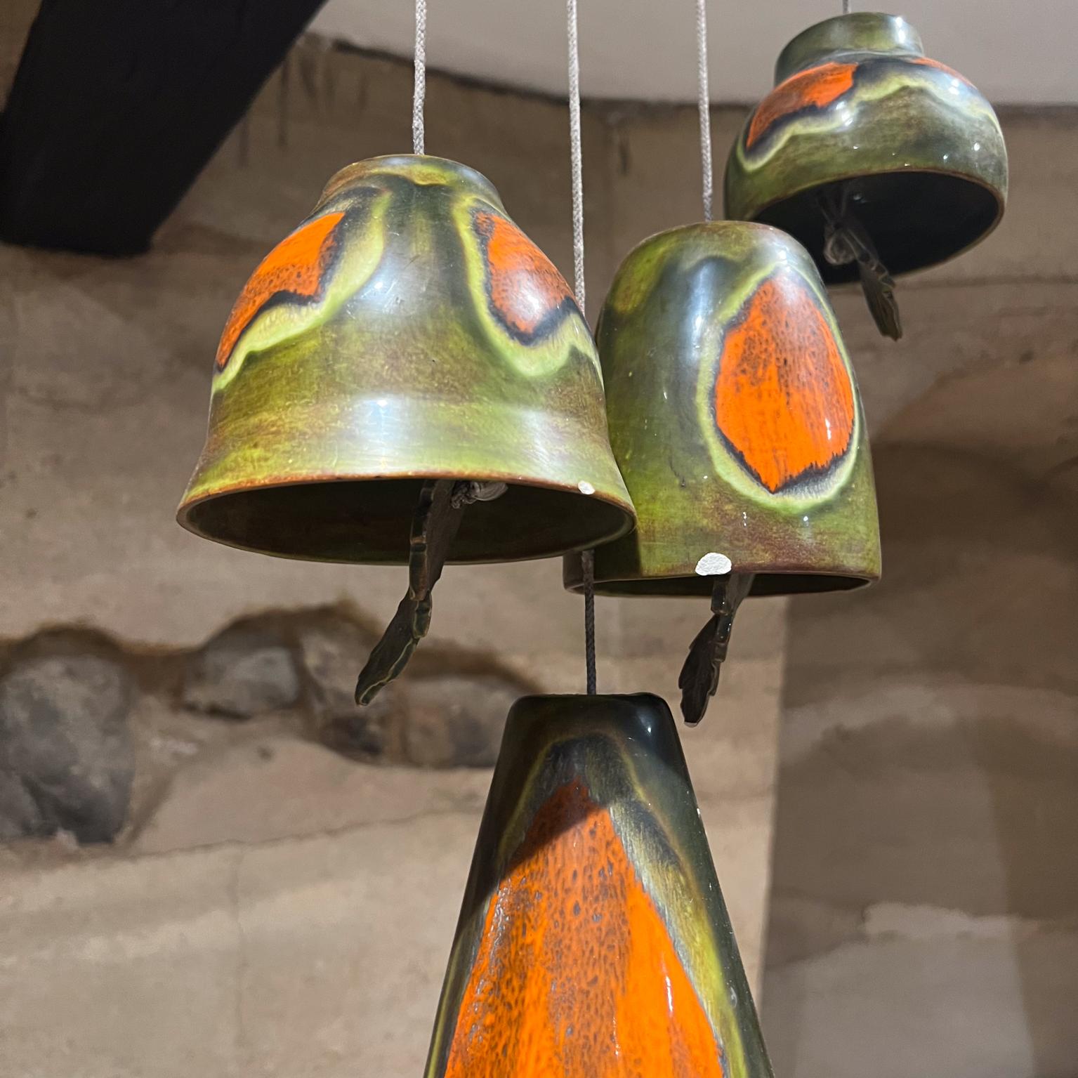 1980er Jahre Handcrafted Vintage Artisan Wind Bell Keramik und Holz Chime im Angebot 1