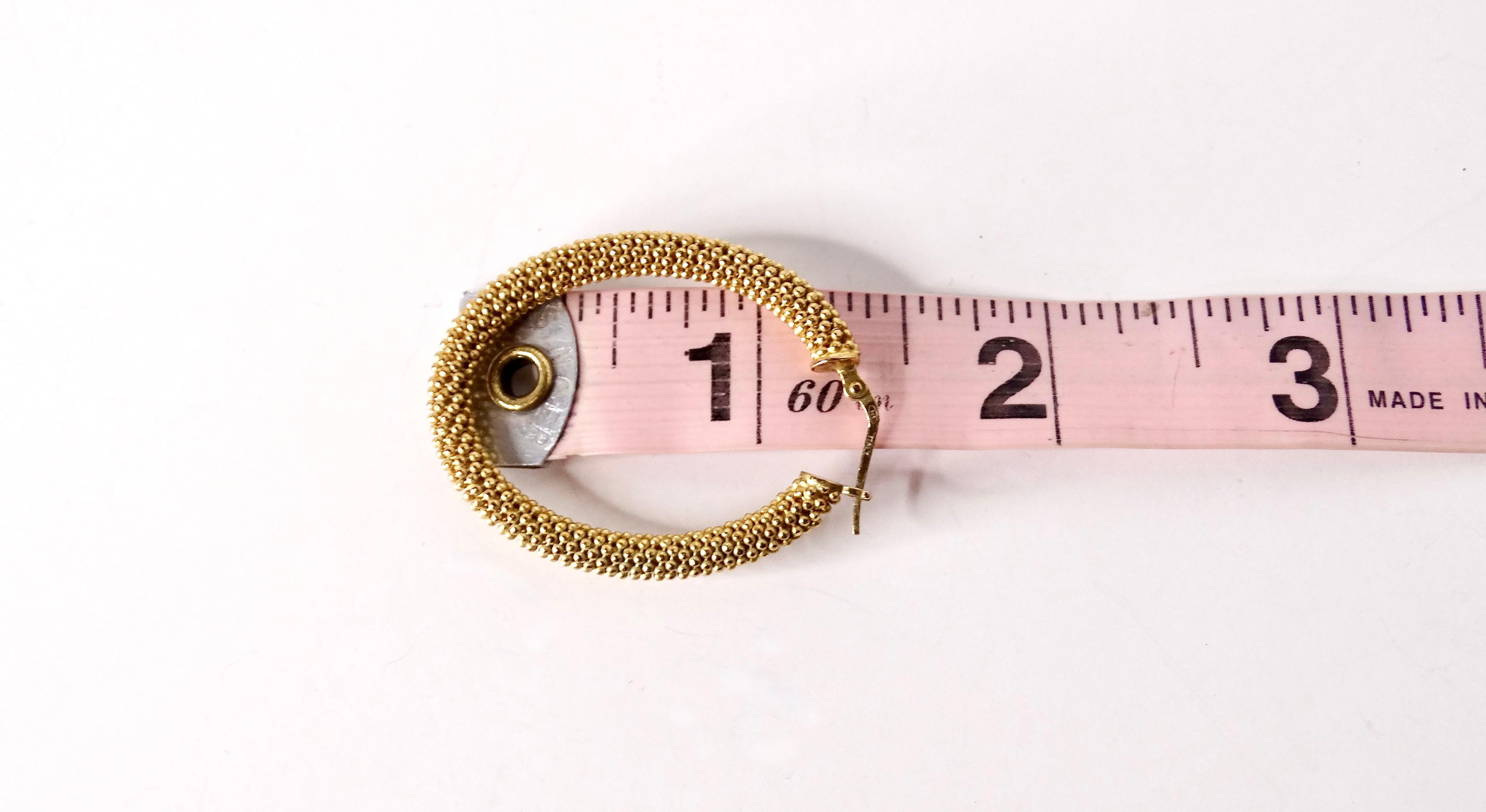 Orecchini a cerchio con perline in oro 18k fatti a mano negli anni '80 in vendita 1