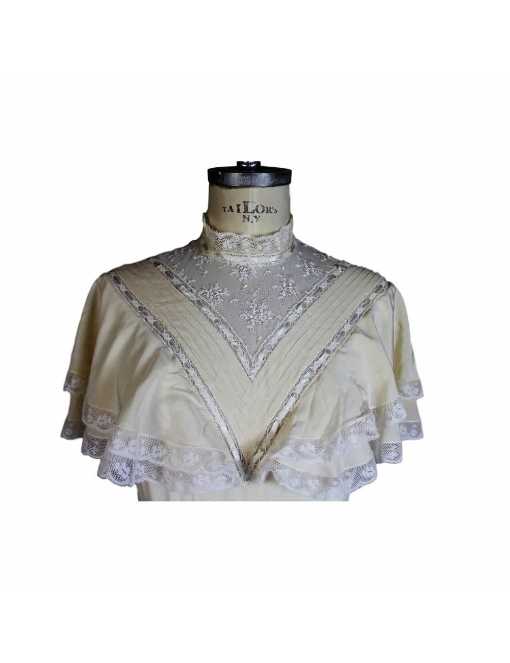 Vintage sartorial silk wedding dress 1980s with lace inserts. The dress has leaps on the chest and is tightened at the waist by a band, falls soft to the ankles. Ivory. Good vintage condition some small stains.

SIZE 44 10 US 12 UK 


Length: 140