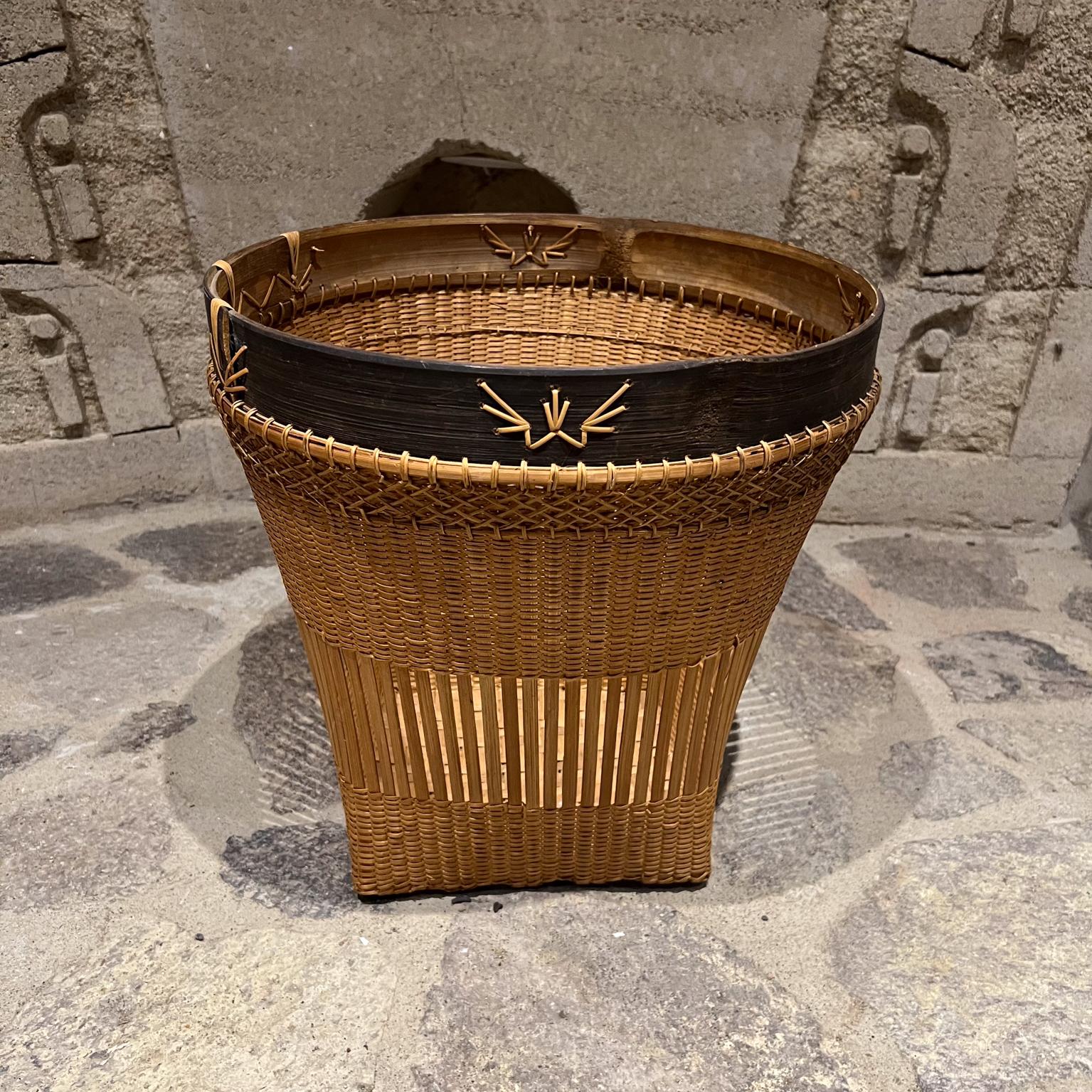 Handmade Woven Rattan Large Modern Basket
Natural fiber weave
14 h x 14.5 diameter
Clean presentation
No label
Original vintage condition, refer to images.