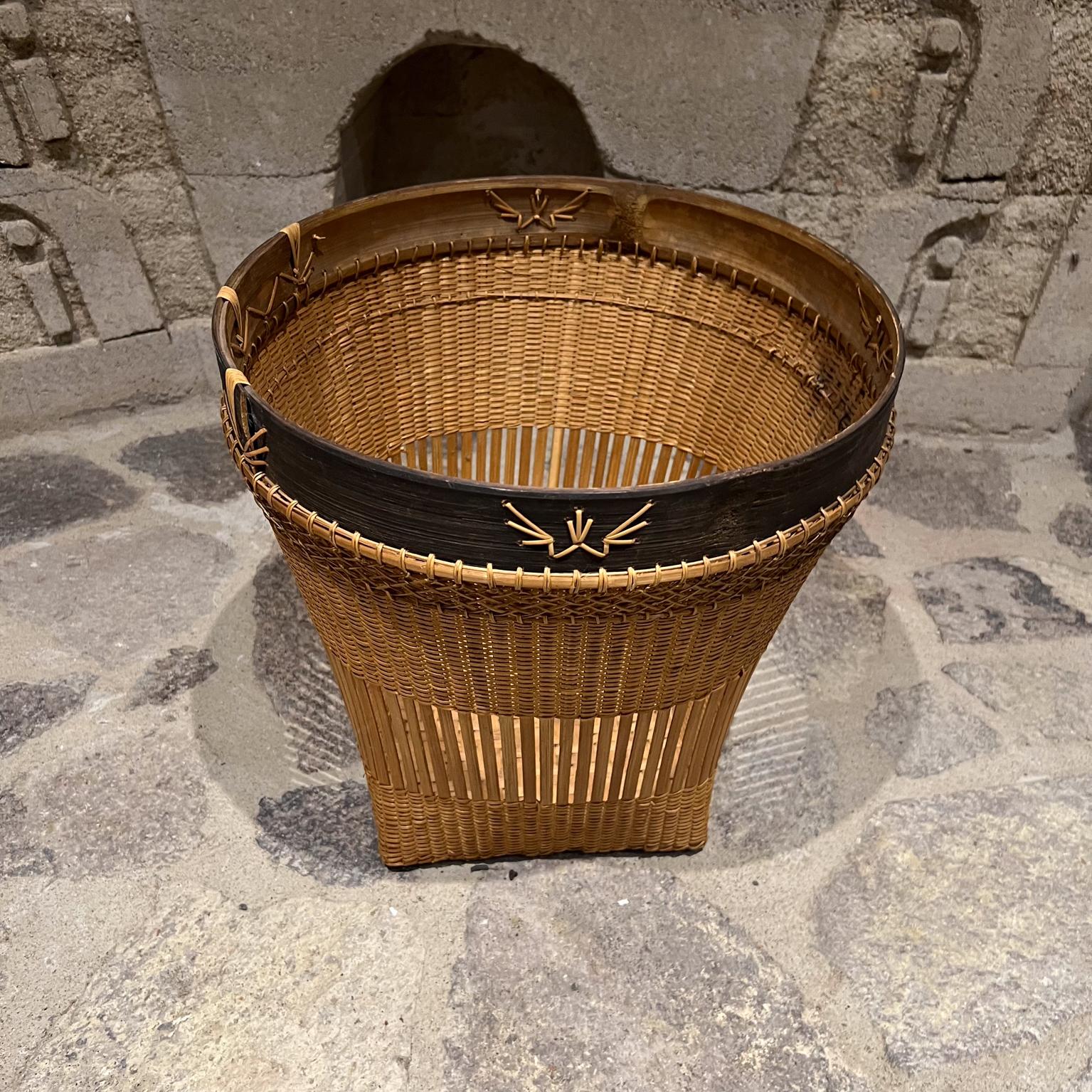 1980s Handmade Large Modernist Woven Basket In Good Condition For Sale In Chula Vista, CA