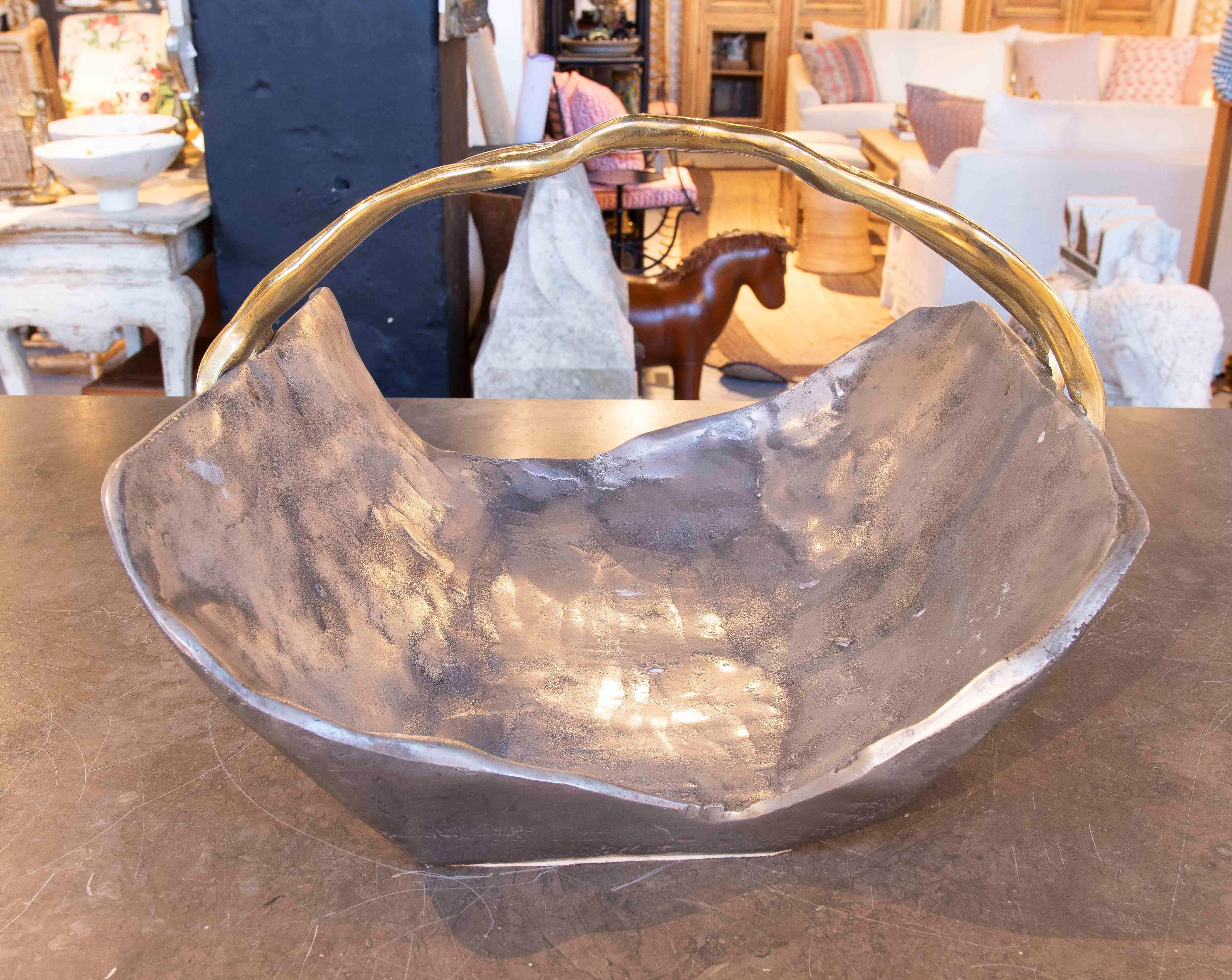 Una splendida falegnameria progettata dal famoso artista David Marshall, realizzata in bronzo martellato con una finitura strutturata che riflette la sua qualità artigianale. Questa legnaia presenta eleganti maniglie in bronzo lucido dal design