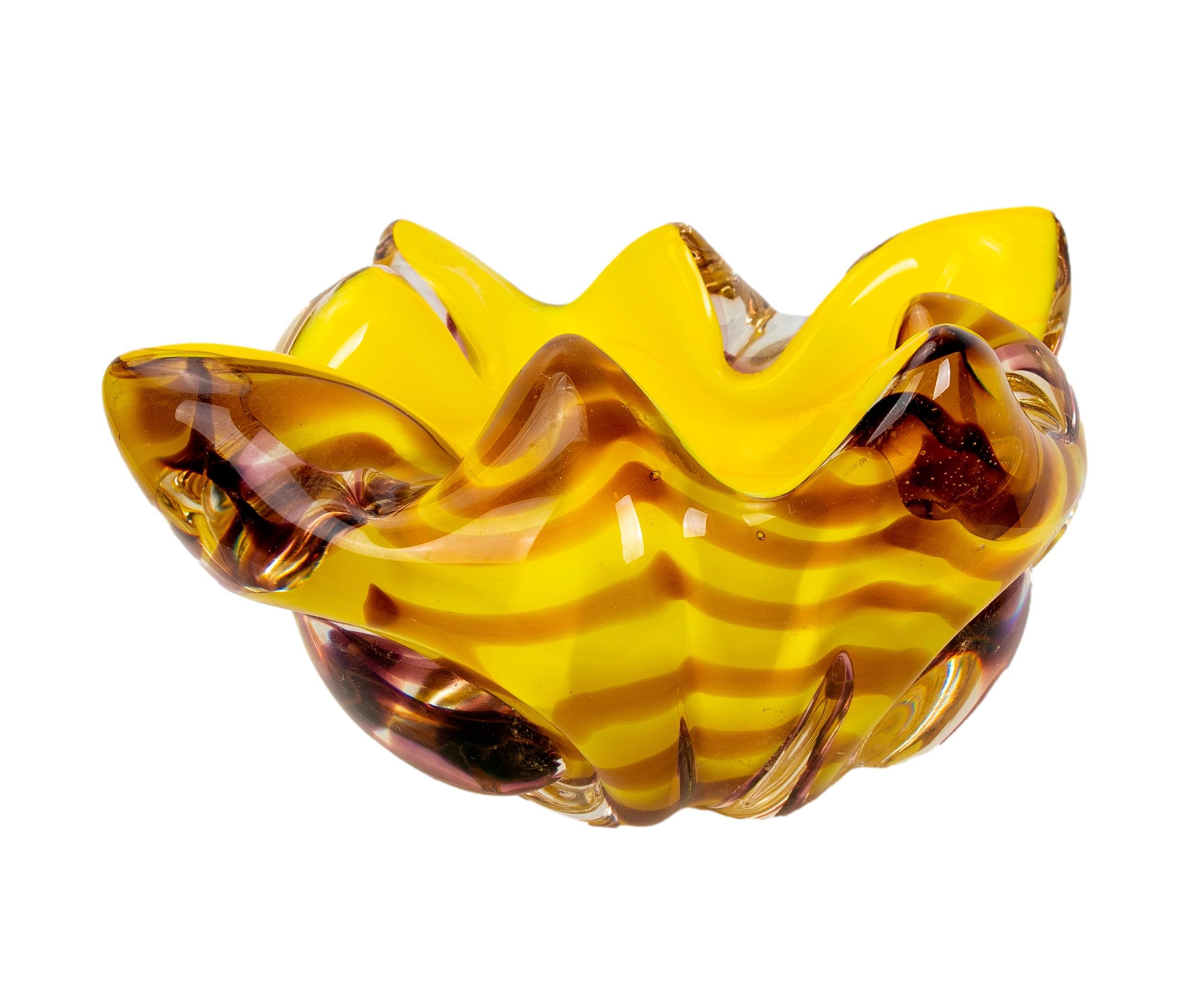 20ième siècle Plateau en verre de Murano des années 1980 fait à la main en nuances de jaune en vente
