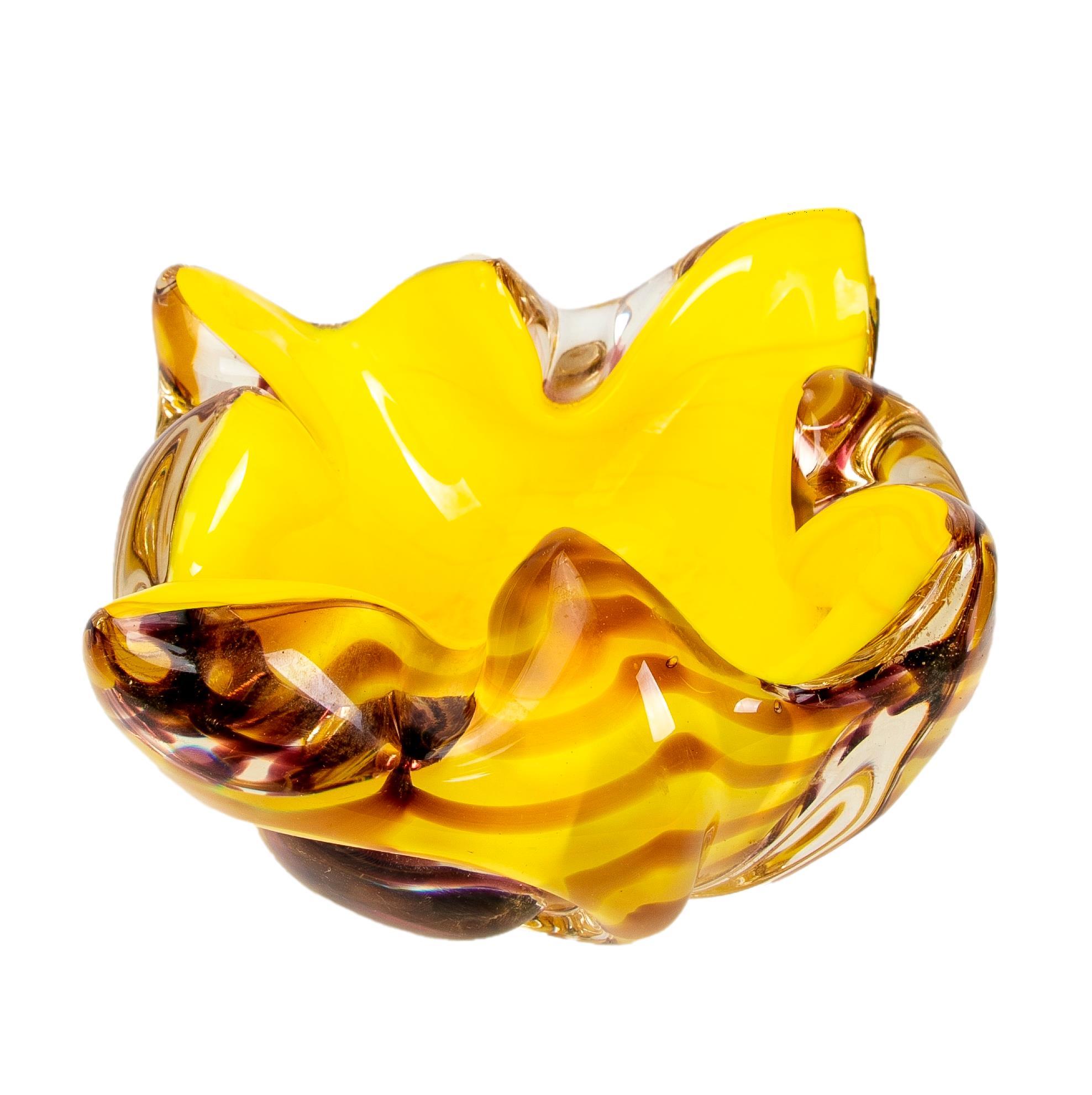 Verre Plateau en verre de Murano des années 1980 fait à la main en nuances de jaune en vente