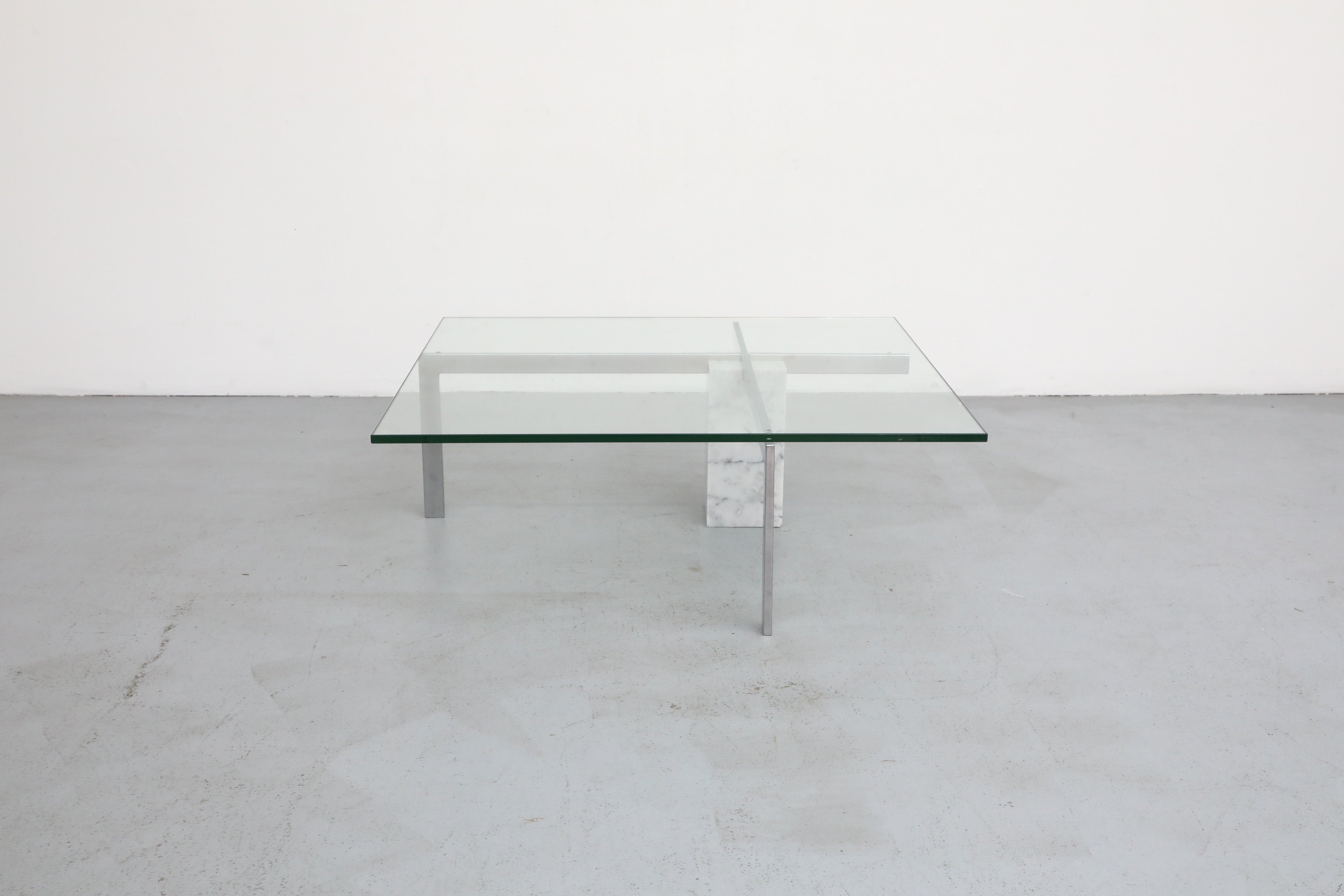Mesa de centro de mármol de Carrara y cristal Hank Kwint 'KW-1', de los años 80, para el conocido fabricante Metaform. Una hermosa combinación de materiales complementarios que crea un complemento atractivo y útil para cualquier espacio vital. Una