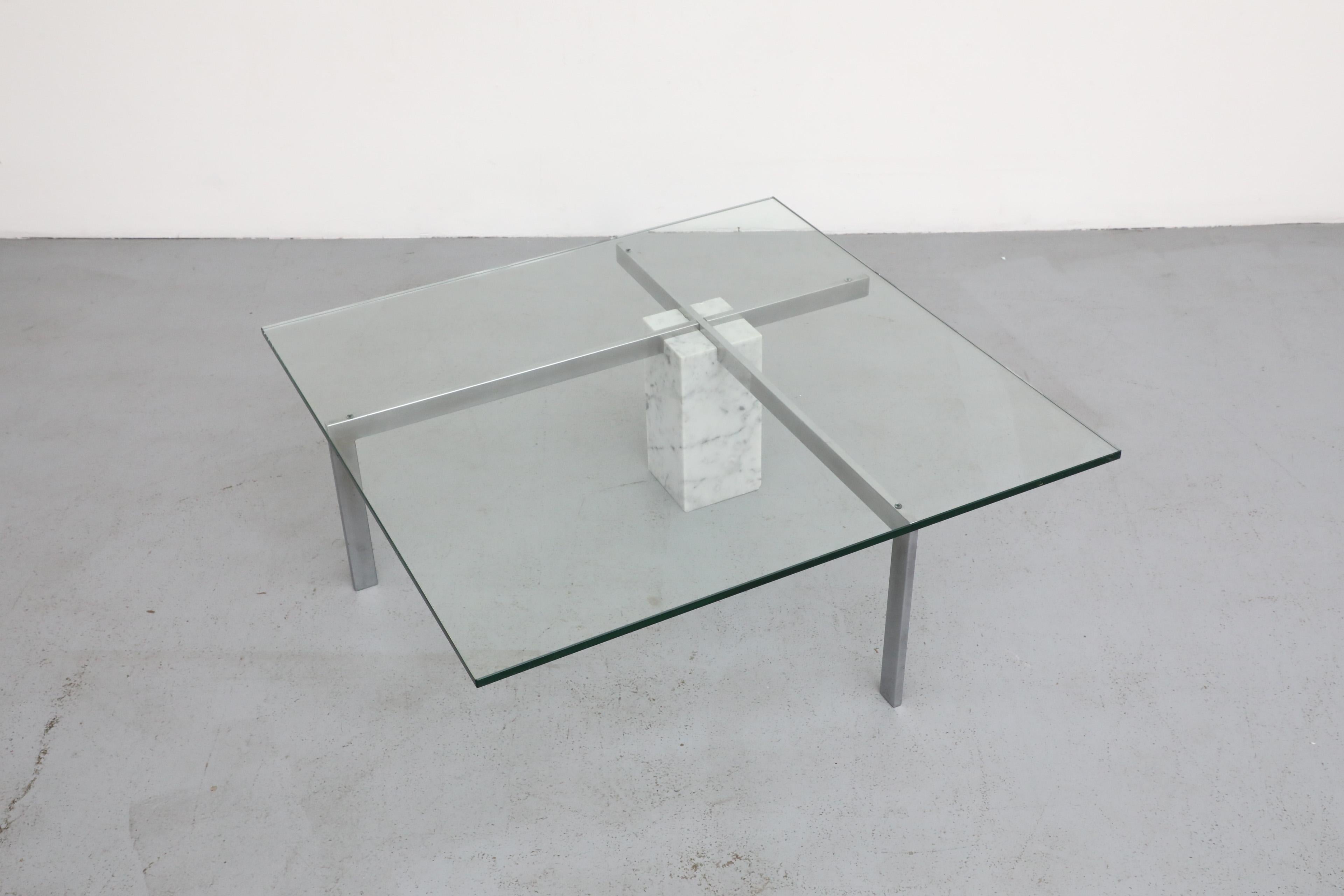 Mesa baja de mármol de Carrara y cristal 'KW-1' de Hank Kwint para Metaform, años 80 Vidrio en venta