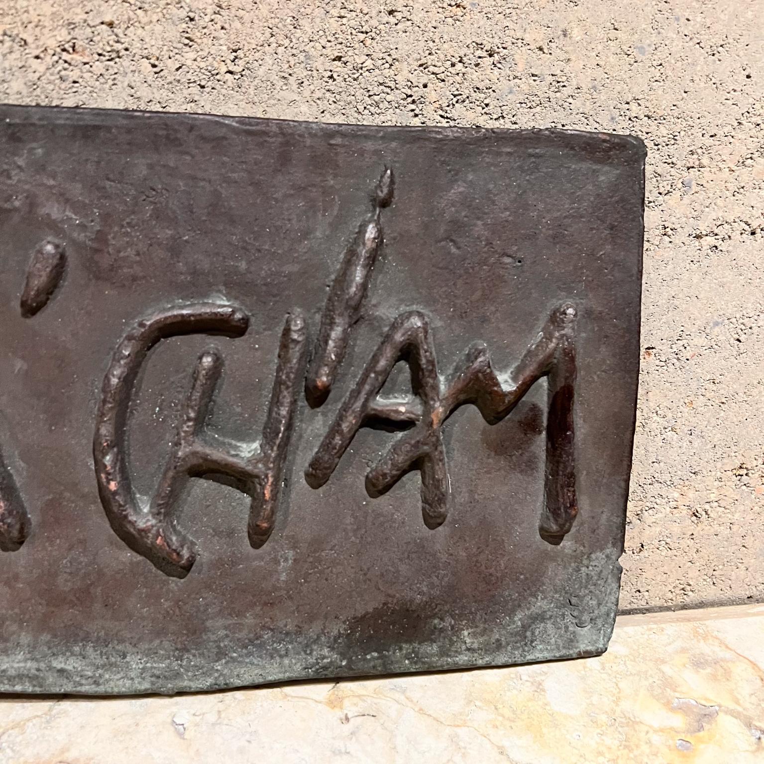 Bronzo Scultura da parete in bronzo pesante degli anni '80 L'Chaim in vendita