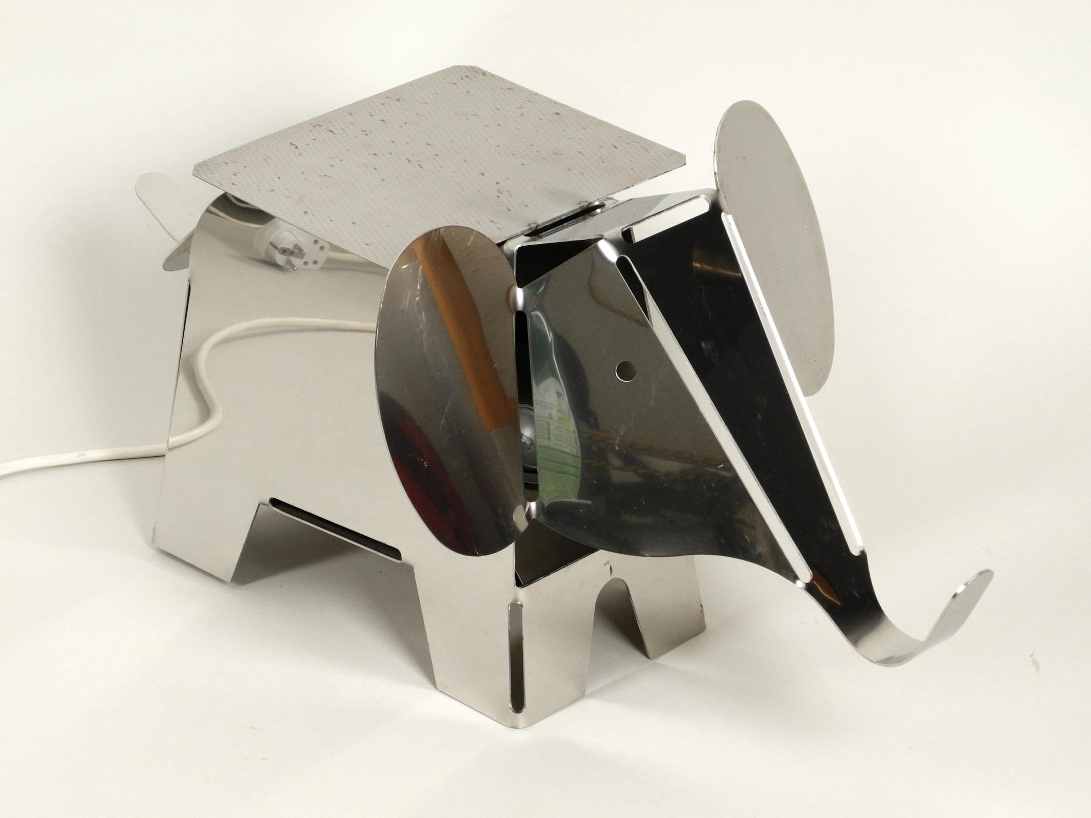 lampadaire éléphant en métal lourd chromé des années 1980 comme table d'appoint Design postmoderne Bon état - En vente à München, DE