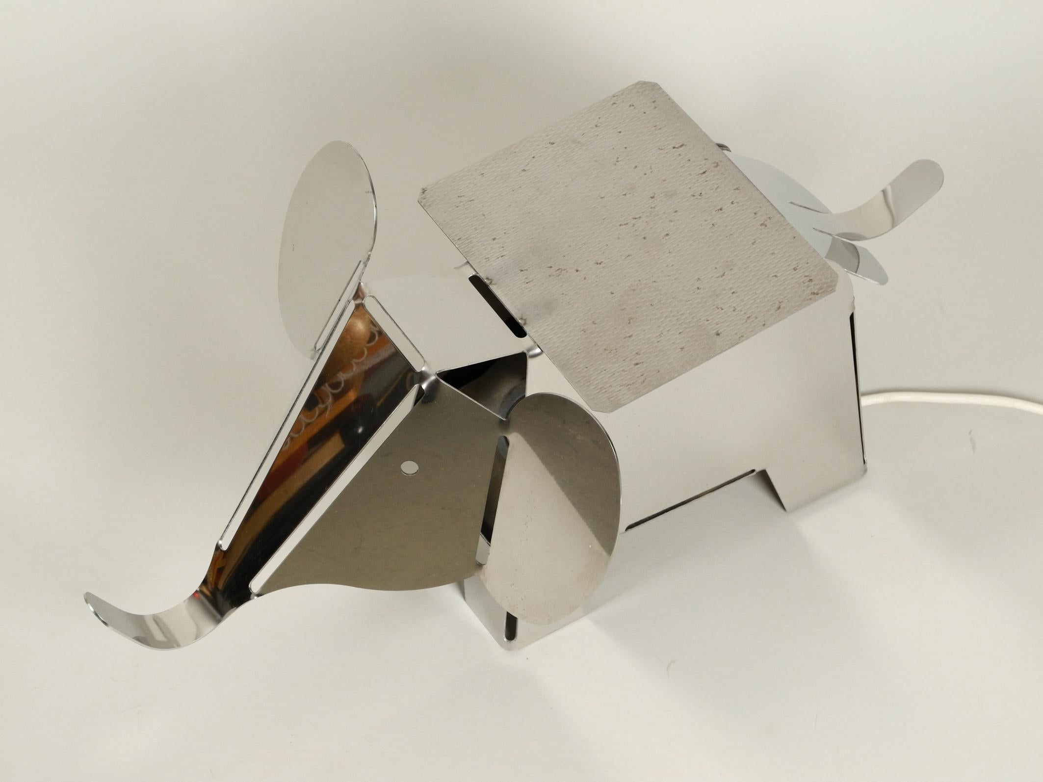 Fin du 20e siècle lampadaire éléphant en métal lourd chromé des années 1980 comme table d'appoint Design postmoderne en vente