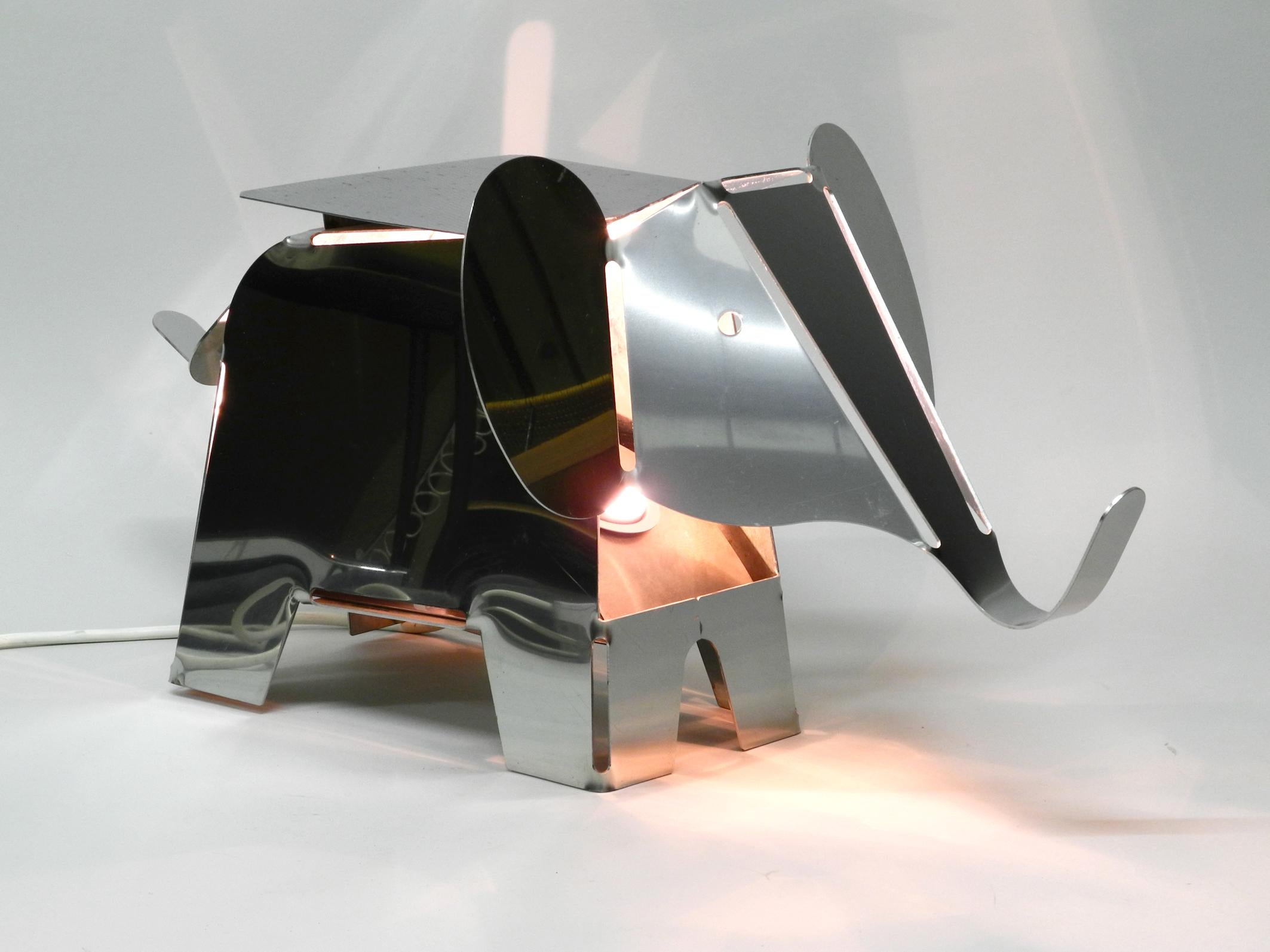 Métal lampadaire éléphant en métal lourd chromé des années 1980 comme table d'appoint Design postmoderne en vente
