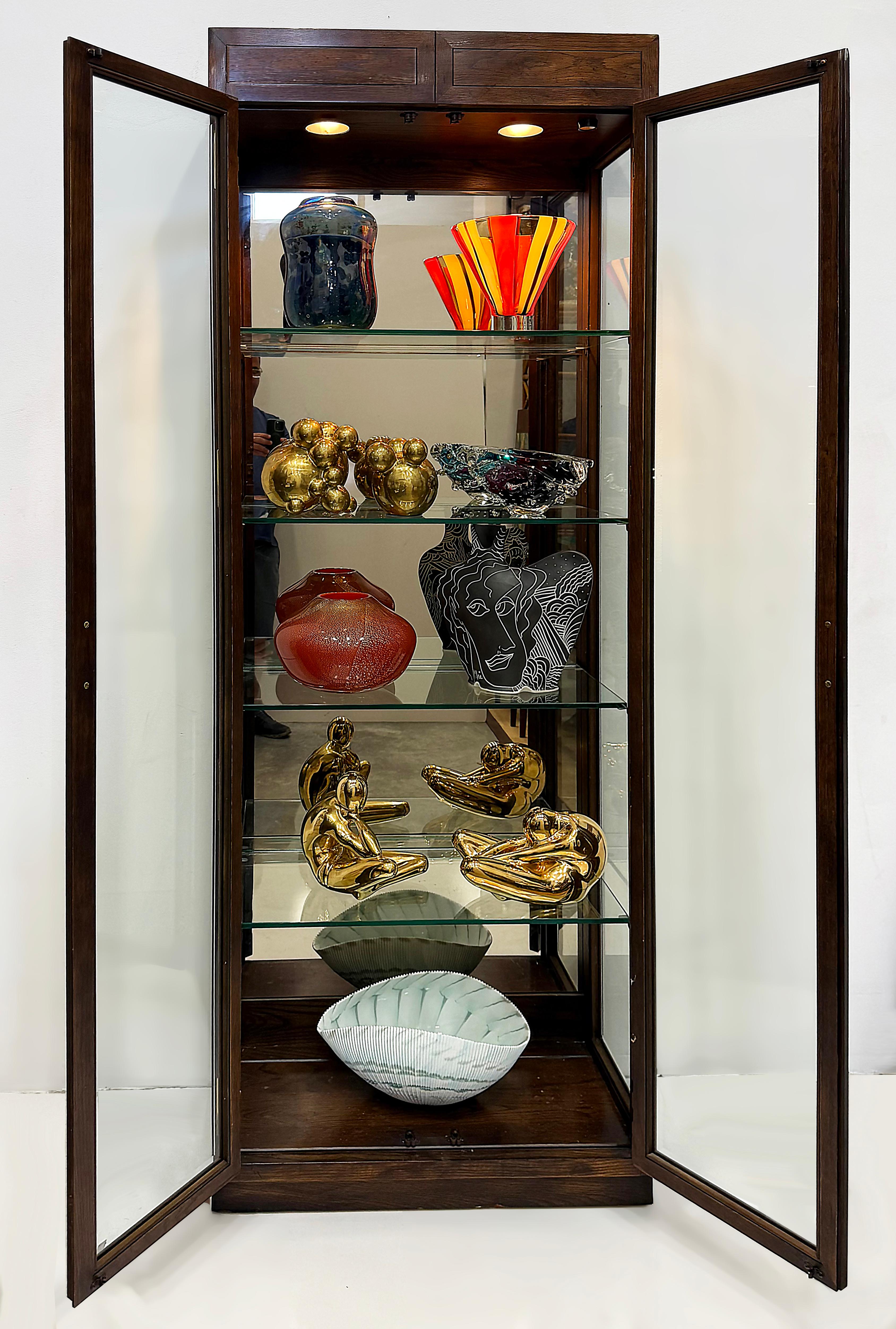 1980s Henredon Campaign Vitrine Cabinet, Oak and Beveled Glass

Offered for sale is a 1980s Henredon  Campaign Vitrine cabinet Made in the USA as part of the Henredon Scene One Collection.  The vitrine was crafted from solid hardwood with oak veneer