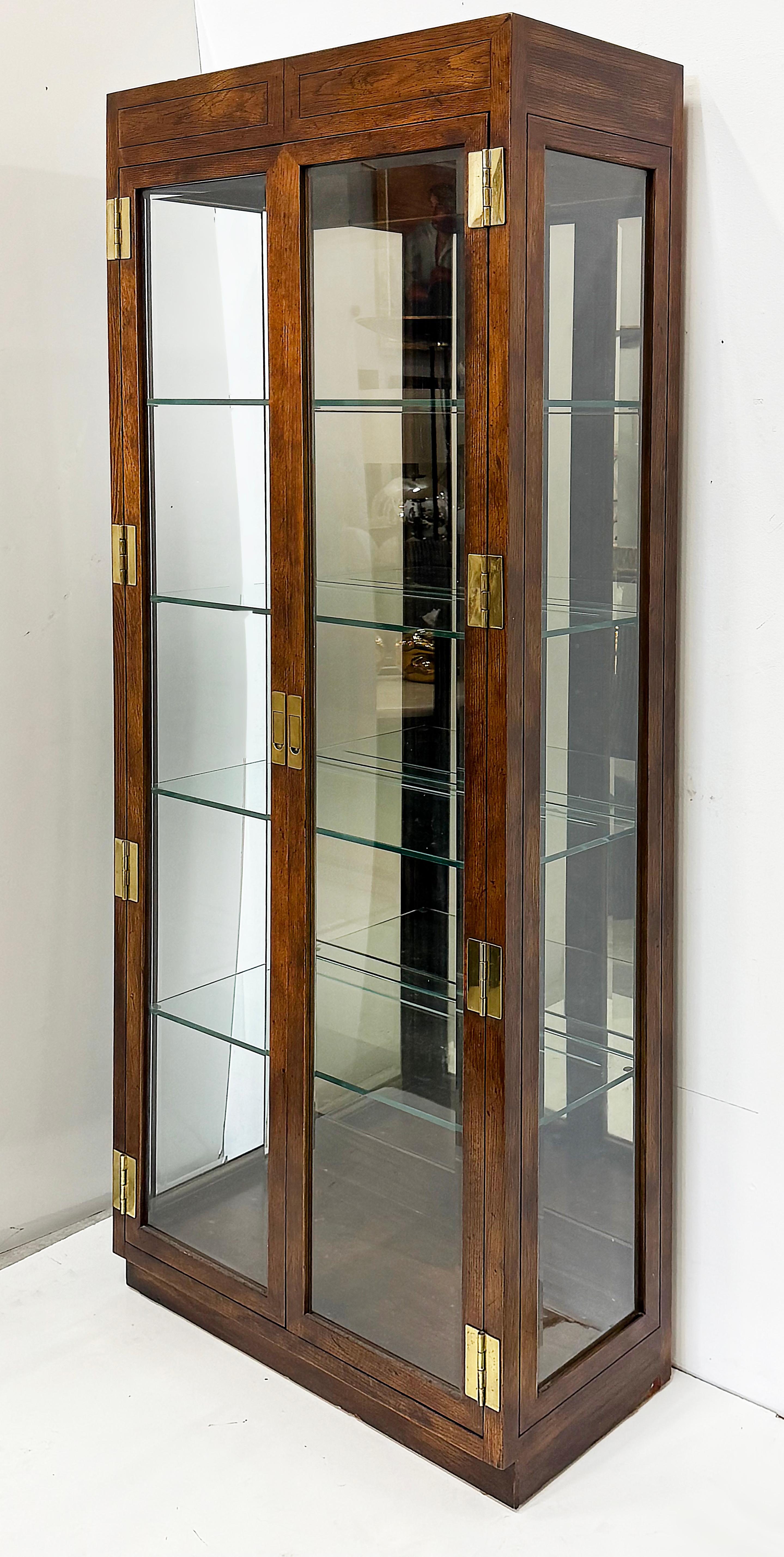 1980s Henredon Campaign Vitrine Cabinet, Oak and Beveled Glass In Good Condition In Miami, FL