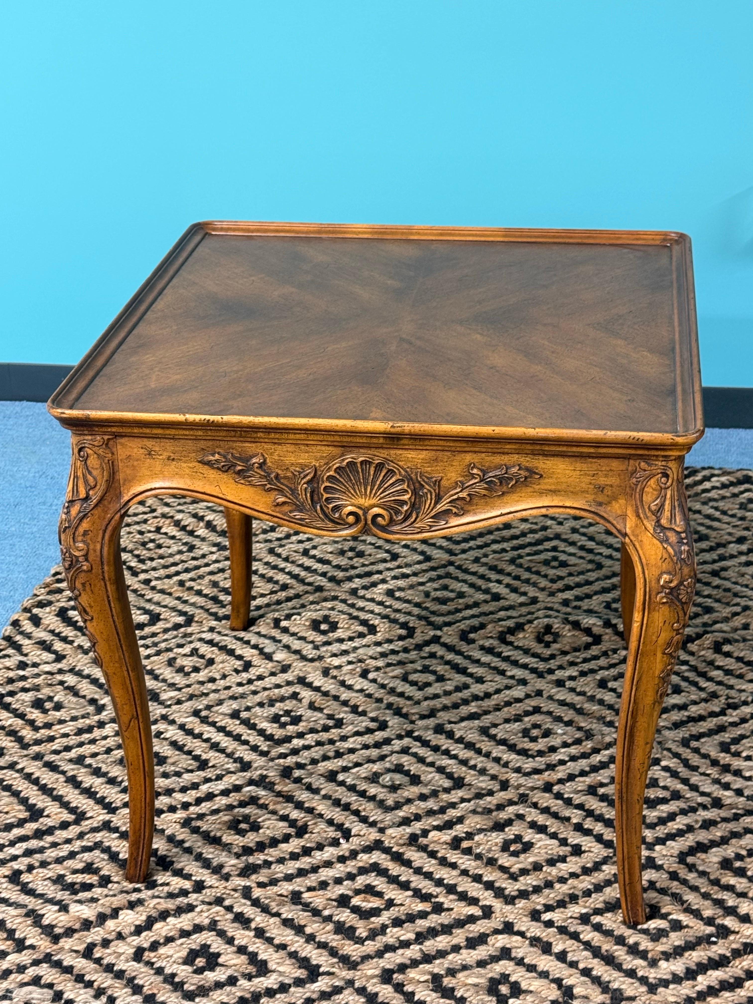 Ein tolles Paar geschnitzter French Country End Tables von Henredon.

