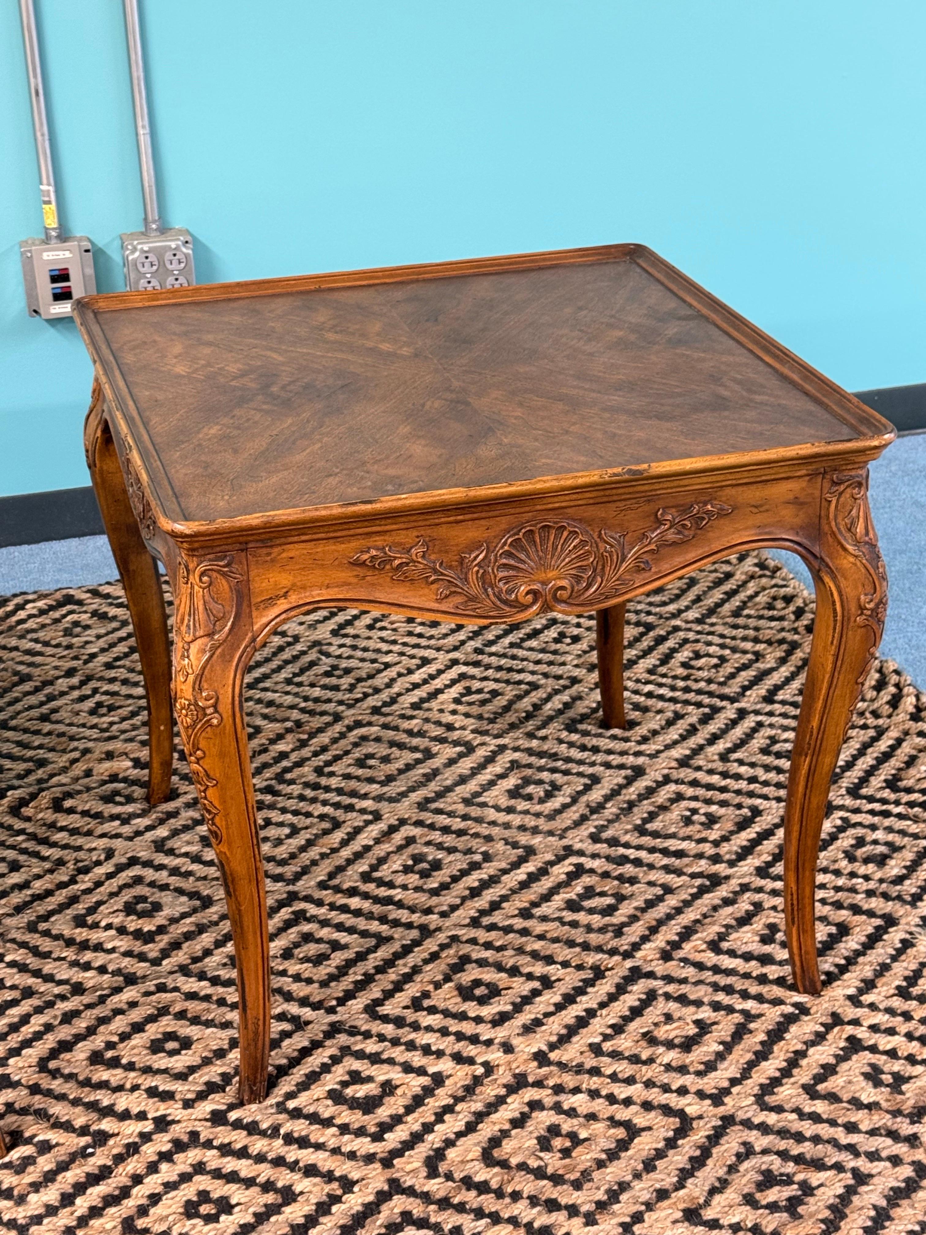 1980er Henredon Geschnitzte französische Beistelltische im Landhausstil, ein Paar (Französische Provence) im Angebot