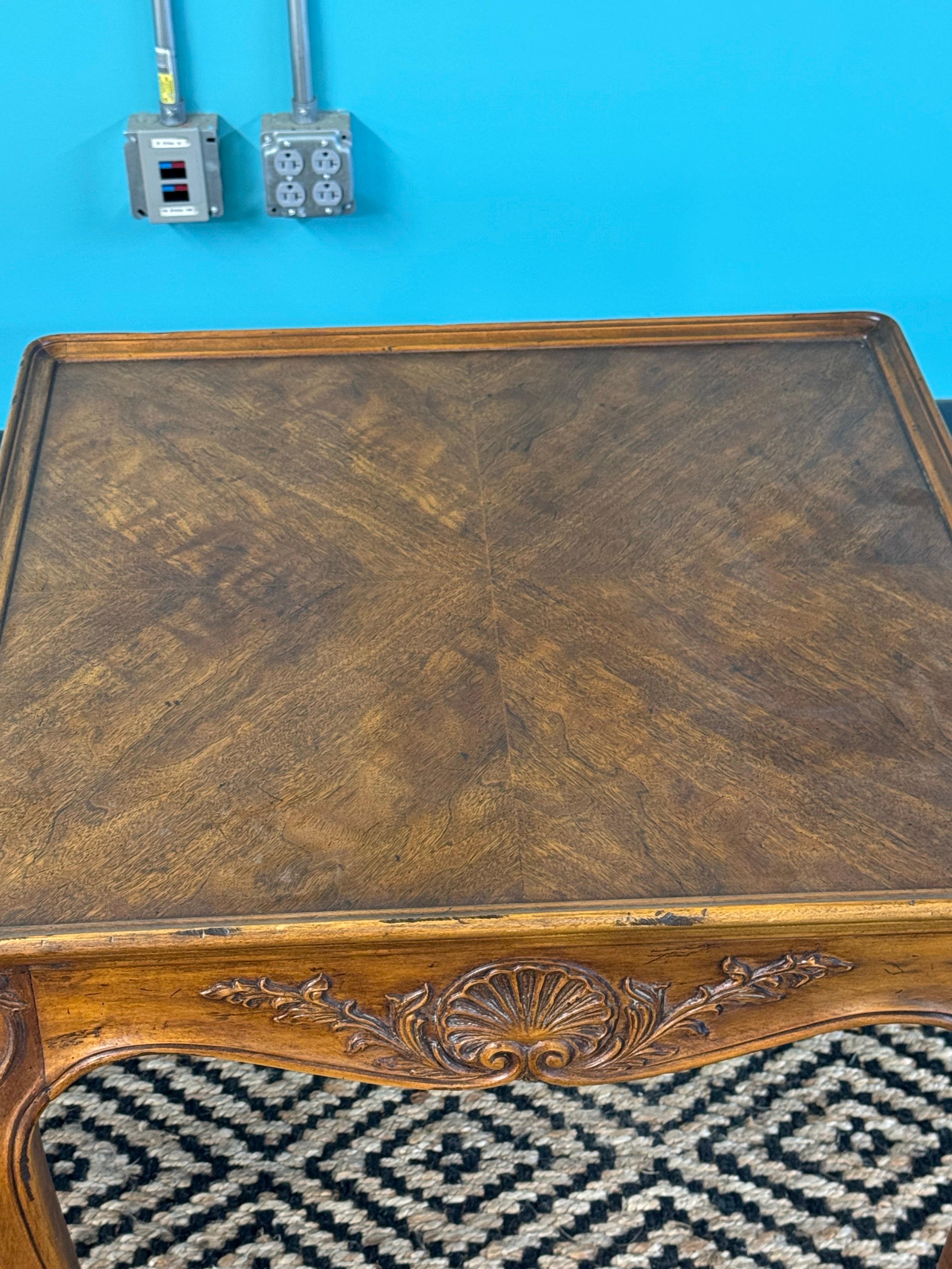 1980er Henredon Geschnitzte französische Beistelltische im Landhausstil, ein Paar (amerikanisch) im Angebot