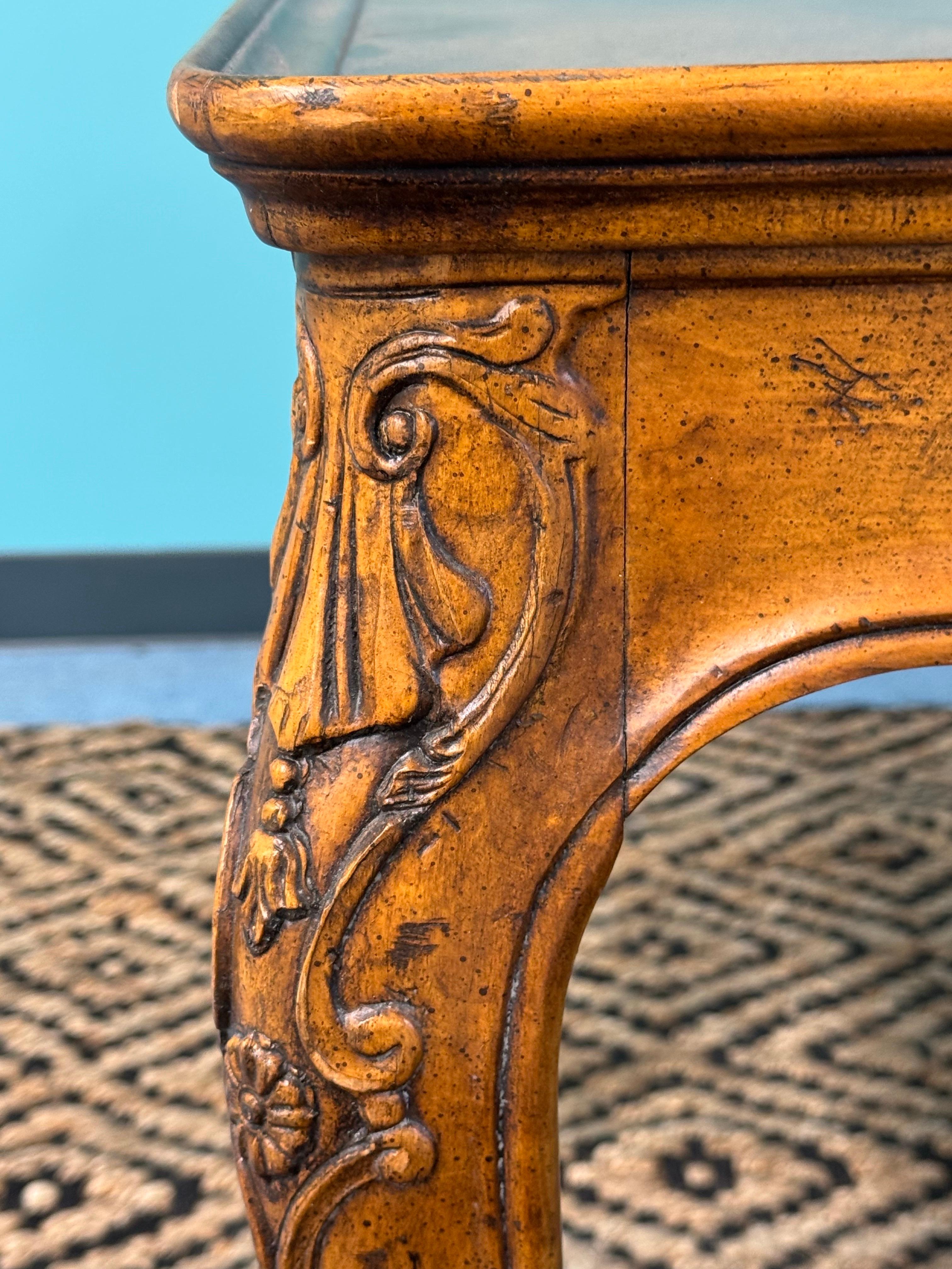 1980er Henredon Geschnitzte französische Beistelltische im Landhausstil, ein Paar (Holz) im Angebot