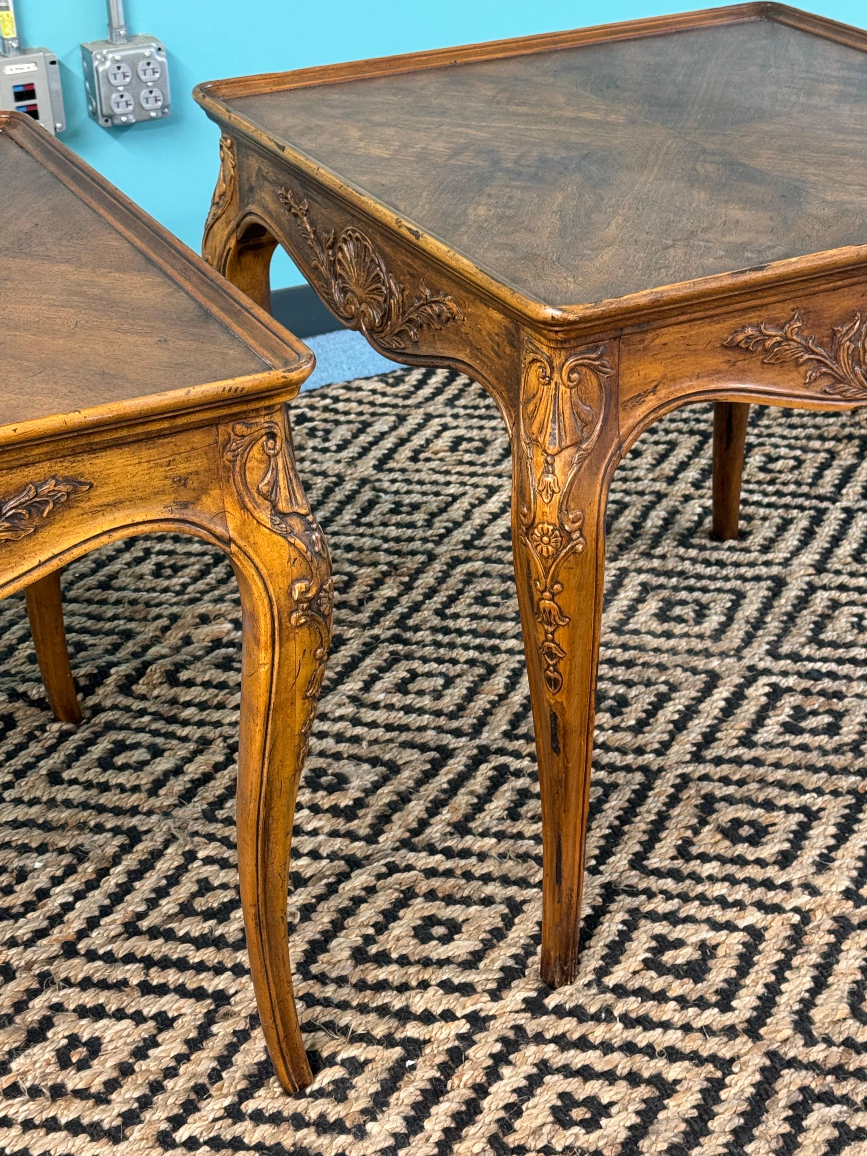 1980er Henredon Geschnitzte französische Beistelltische im Landhausstil, ein Paar im Angebot 1