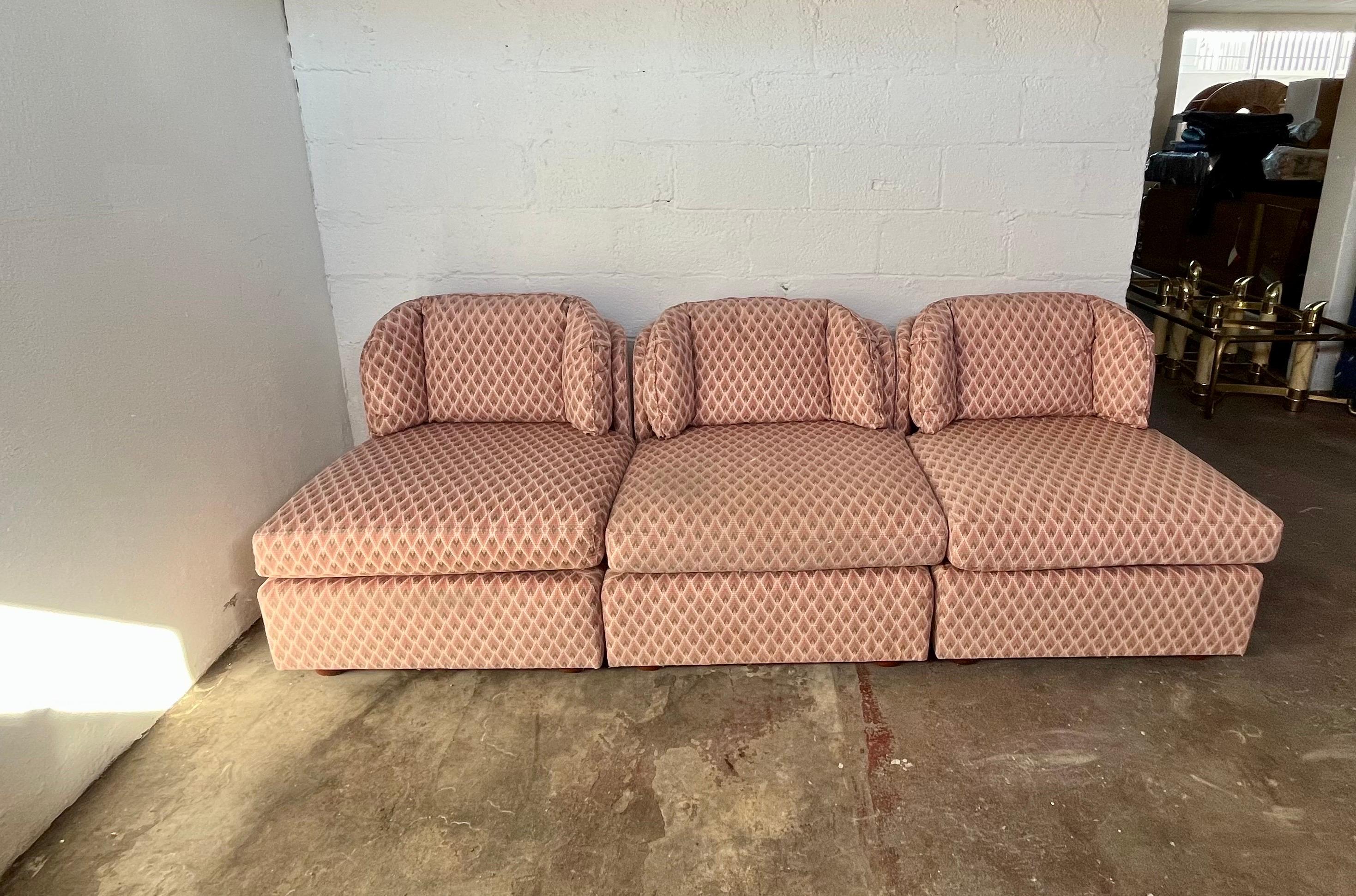 Amazing vintage Henredon Folio sectional sofa. Features an ornate fabric of mauves. 3 piece sectional for varied positioning.
Each section measures: 30”w, 32”d, 28”h
Curbside to NYC/Philly $400