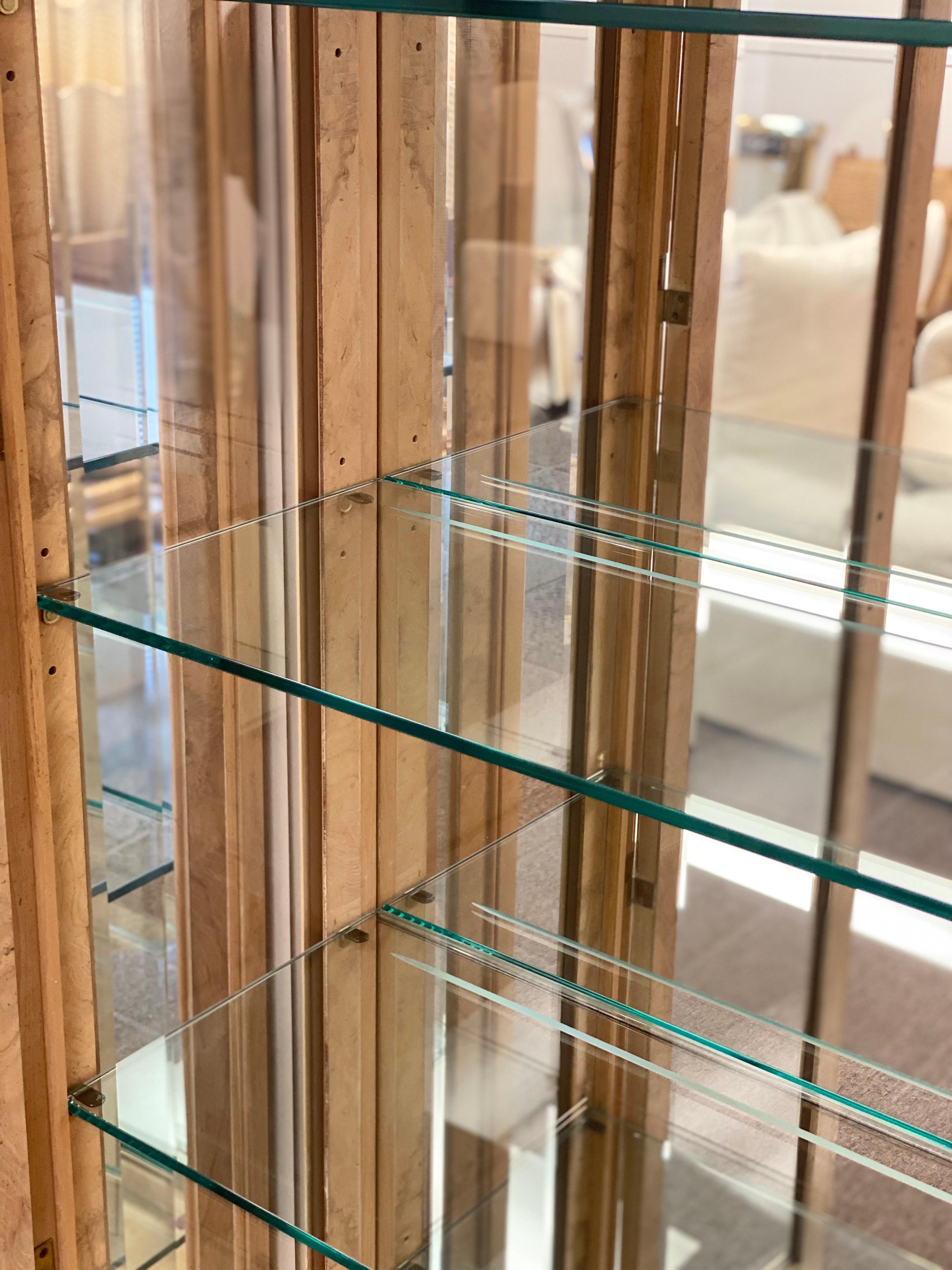1980s Henredon Scene Two Burl Wood and Glass Display Cabinets, a Pair In Good Condition In Farmington Hills, MI