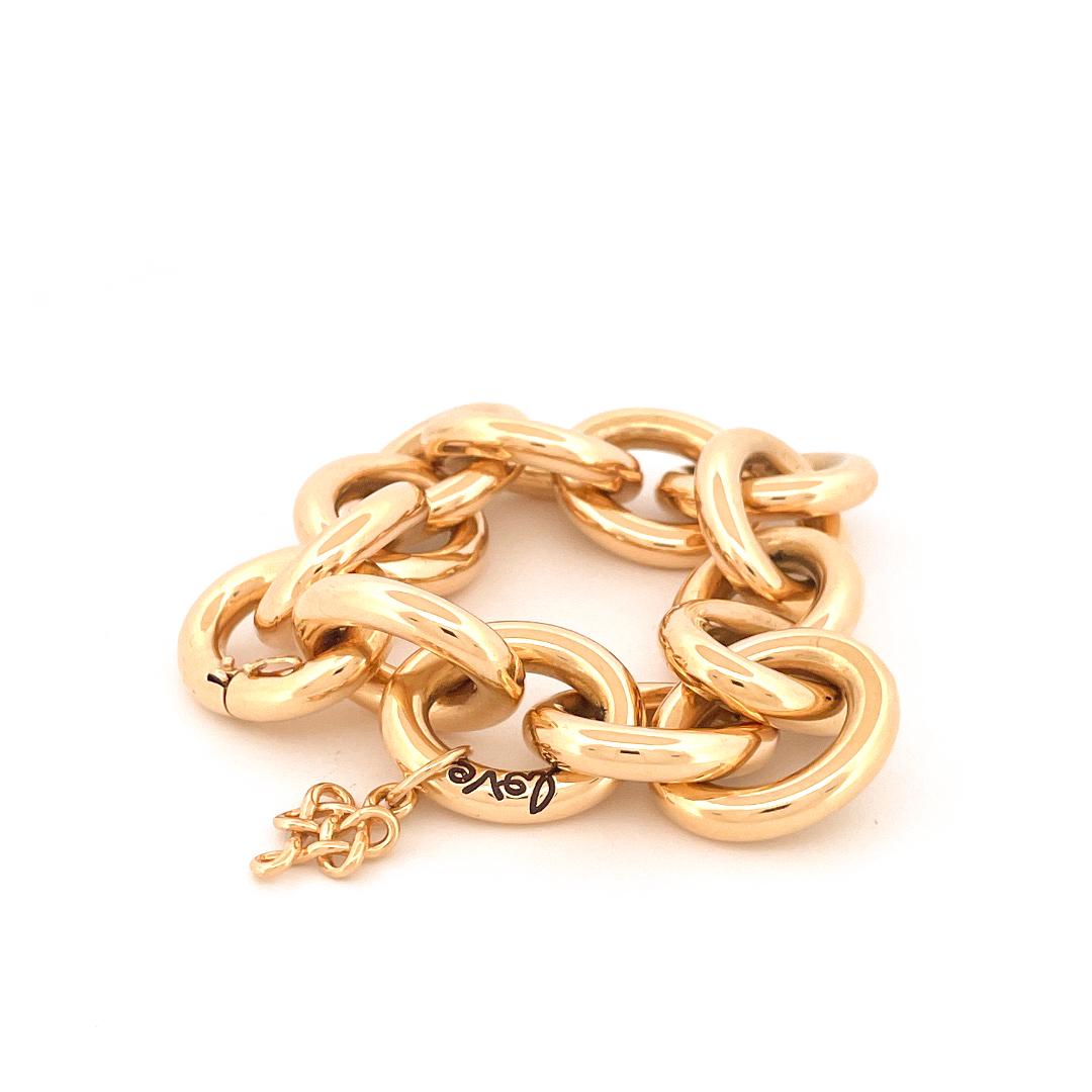 Armband aus 18 Karat Gelbgold von Designer Henry Stern, ca. 1980. Dieses Armband besteht aus ovalen Gliedern aus Gelbgold und dem Liebesknoten-Charm aus 18 Karat Gelbgold. Dieses Armband verfügt über einen integrierten Verschluss mit polierter