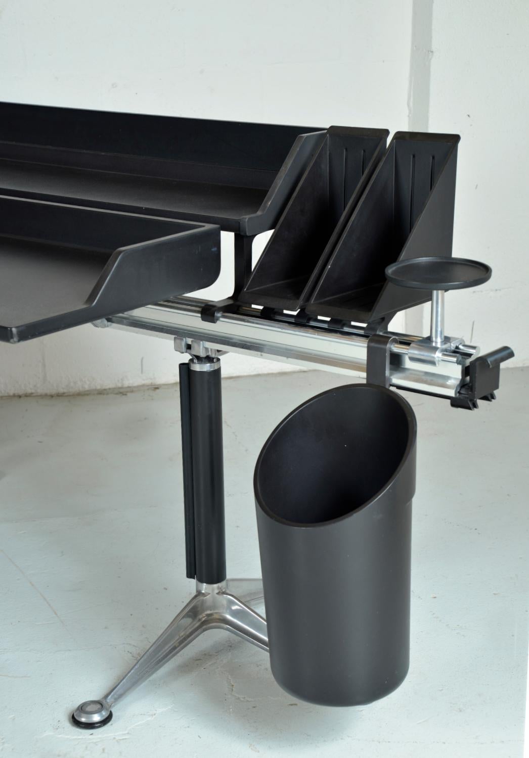 1980s Herman Miller Burdick Group Post Modern Industrial Design Modular Desk USA 2