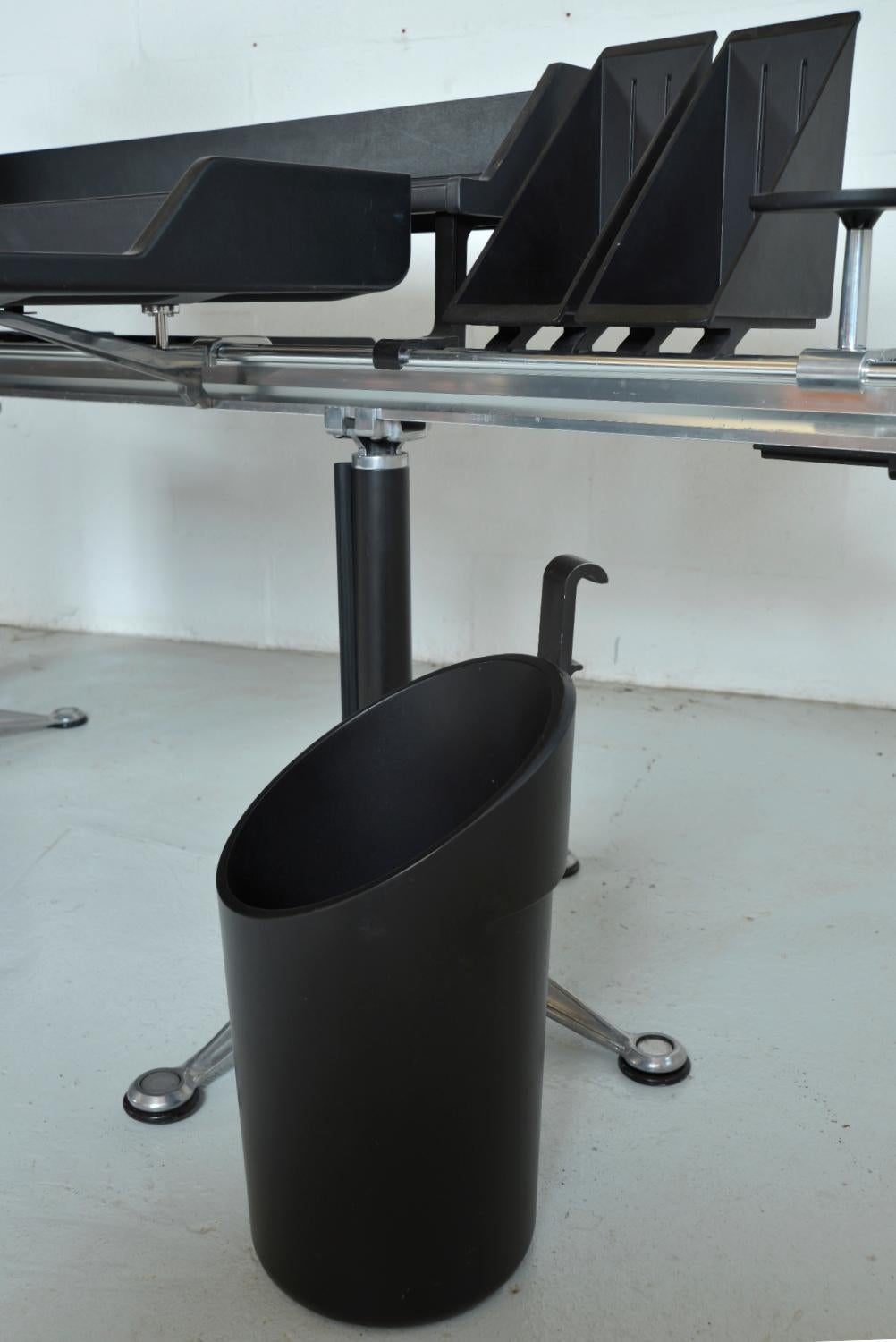 1980s Herman Miller Burdick Group Post Modern Industrial Design Modular Desk USA 3