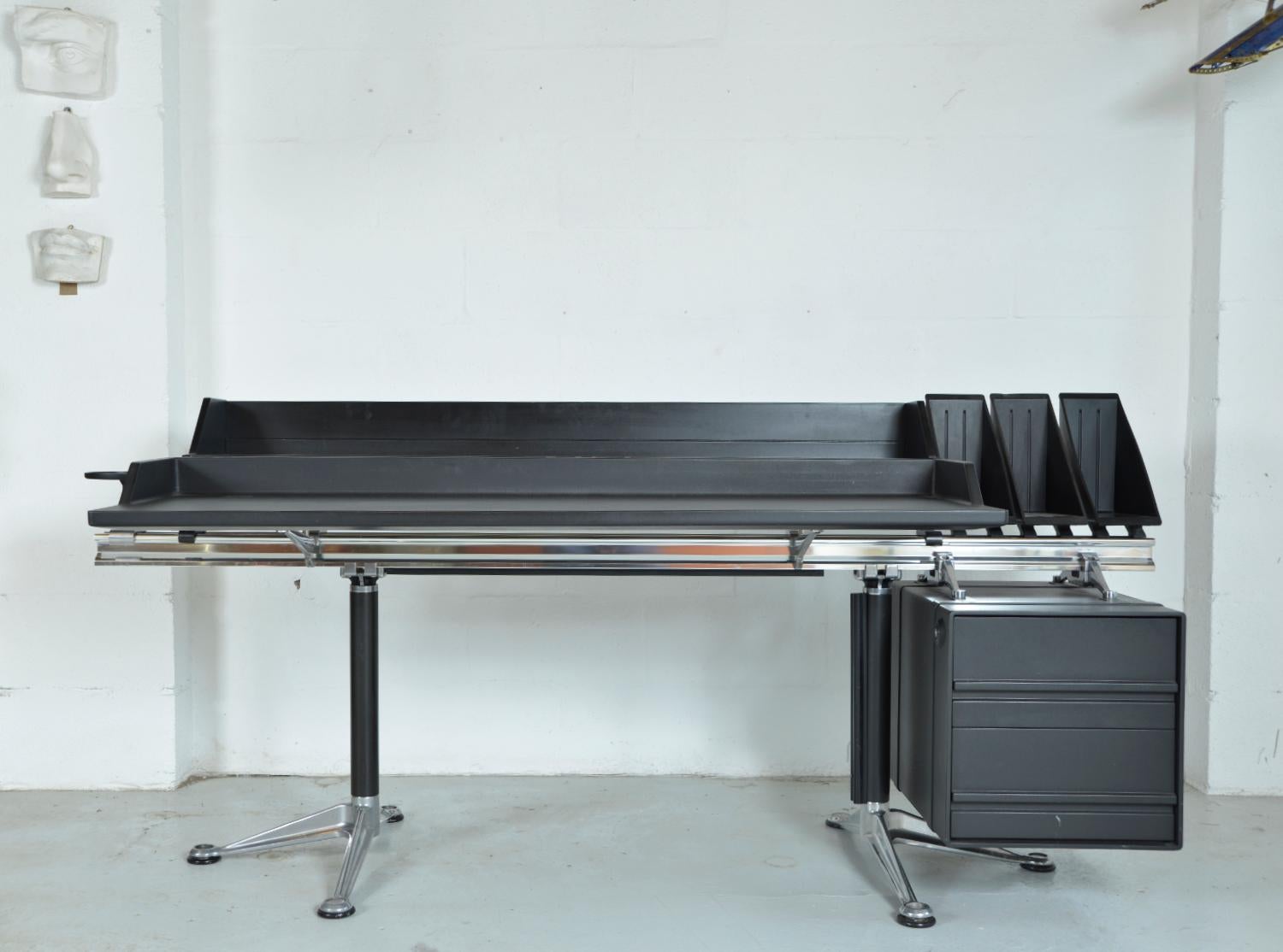 Una rara oportunidad de comprar un impresionante escritorio Post Moderno diseñado en 1981 por Bruce Burdick para Herman Miller. 
El primer producto de Burdick para Herman Miller fue el 