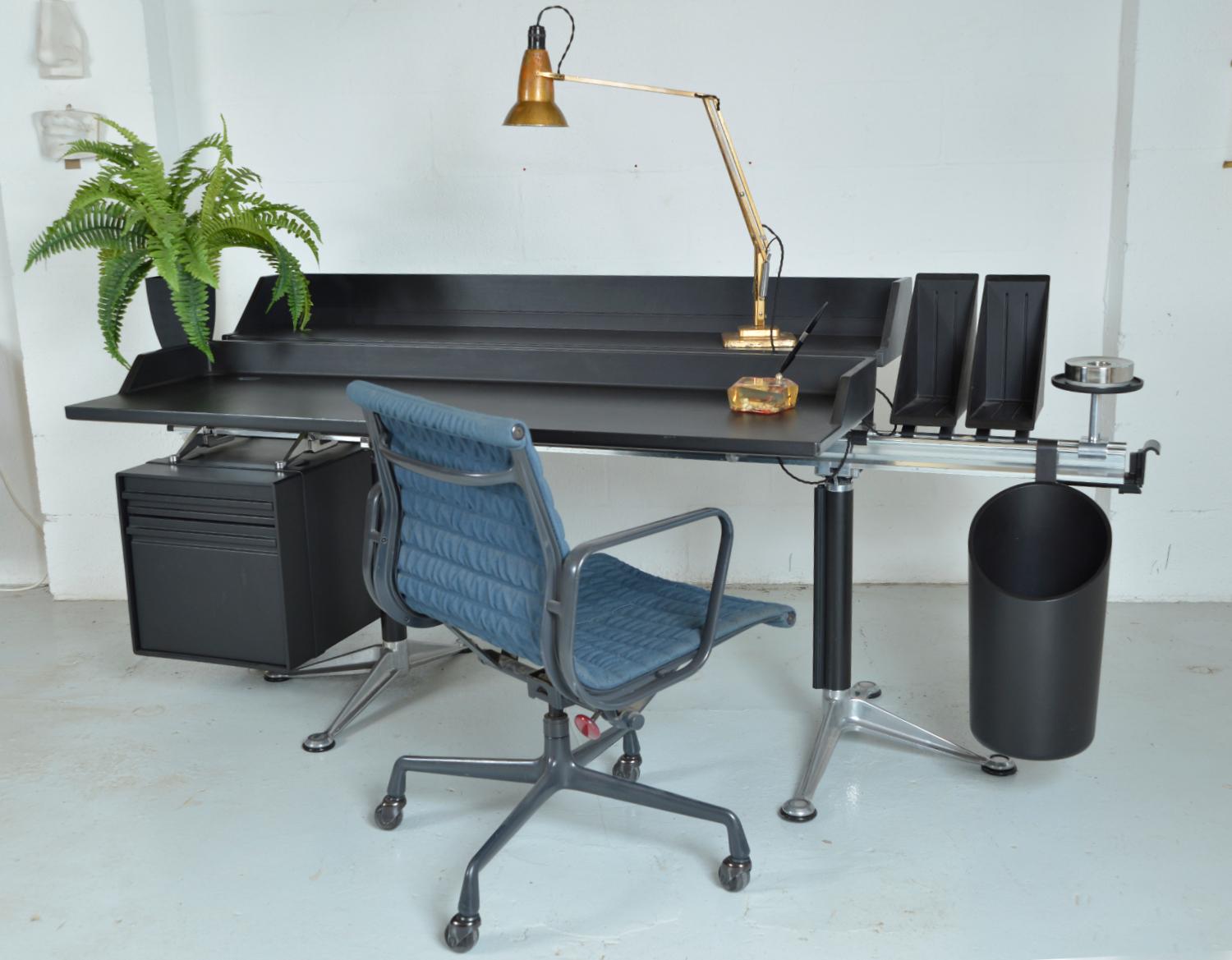 Post-Modern 1980s Herman Miller Burdick Group Post Modern Industrial Design Modular Desk USA