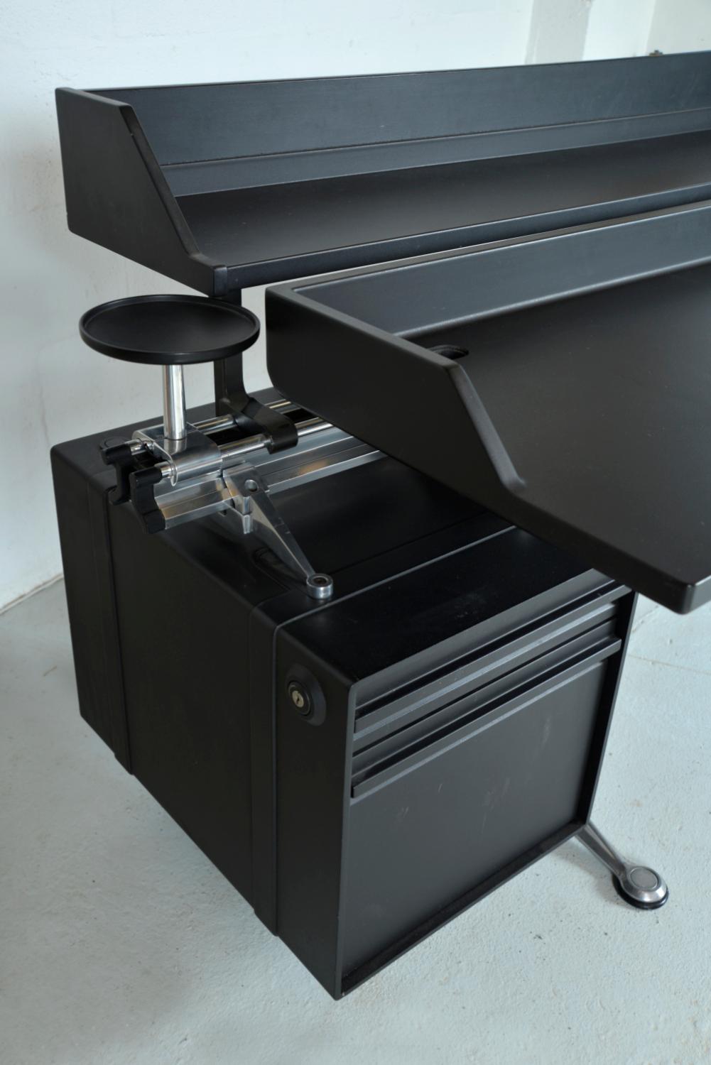 1980s Herman Miller Burdick Group Post Modern Industrial Design Modular Desk USA In Good Condition In Sherborne, Dorset