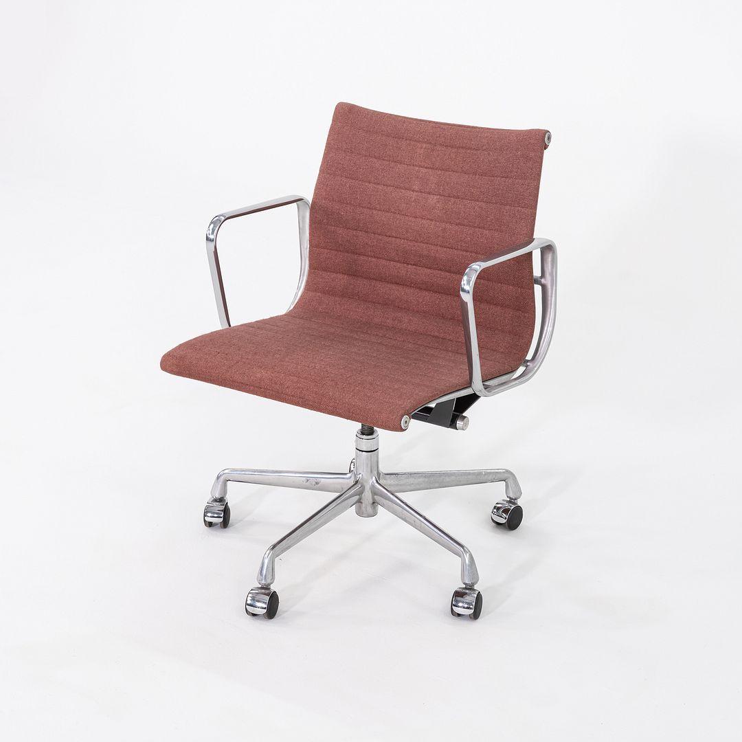 Chaise de bureau des années 80 en aluminium Eames Group Management, tissu rose, Herman Miller en vente 3