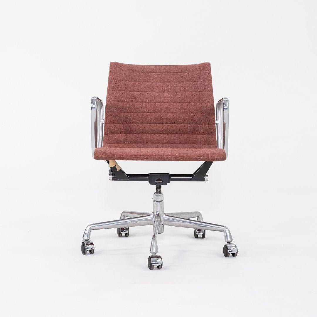 Chaise de bureau des années 80 en aluminium Eames Group Management, tissu rose, Herman Miller en vente 4