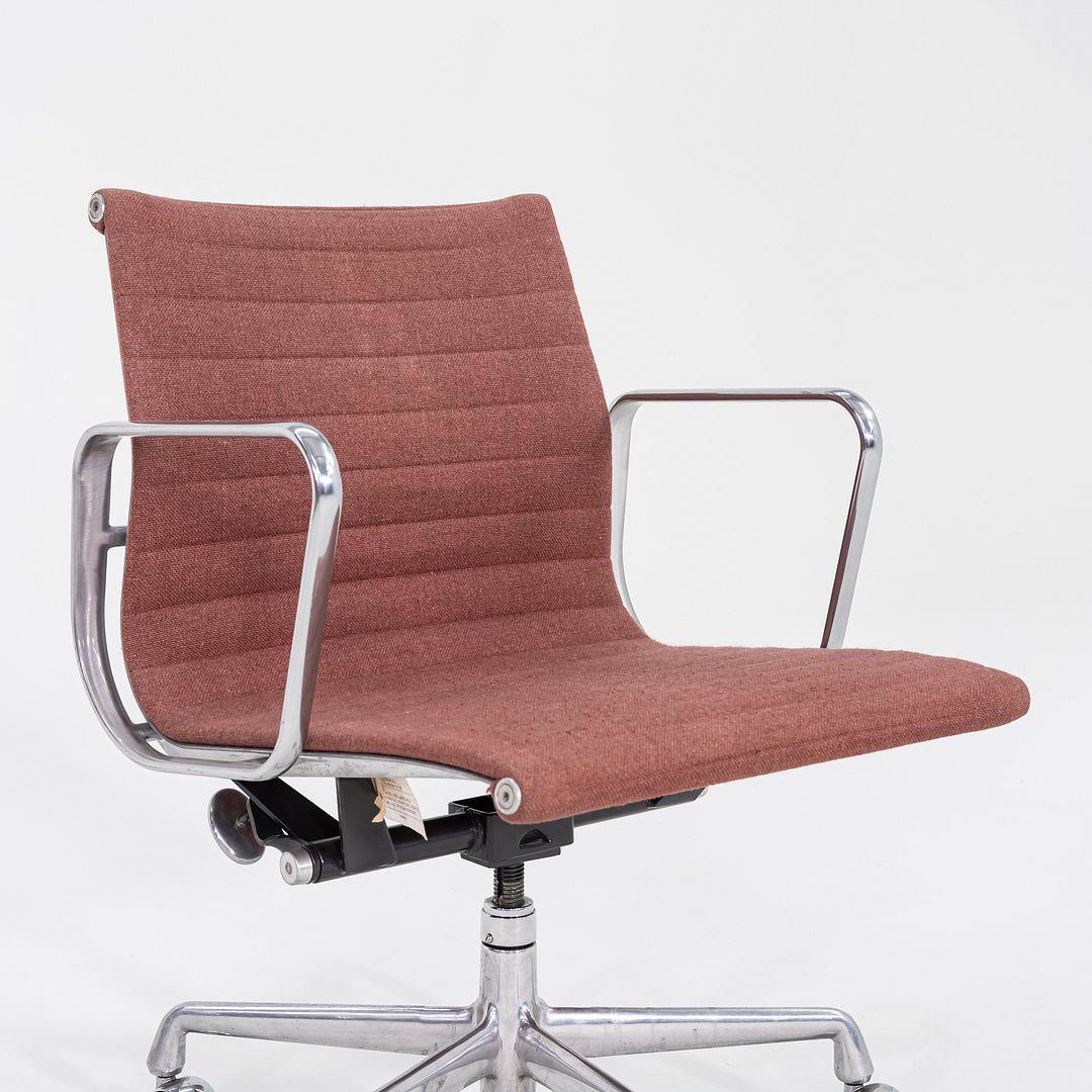 Il s'agit d'une chaise de bureau Eames Aluminum Group Management, modèle EA335, conçue à l'origine par Charles et Ray Eames pour Herman Miller en 1958. Cet exemplaire a été produit dans les années 1980. Le design est doté d'un cadre en aluminium à